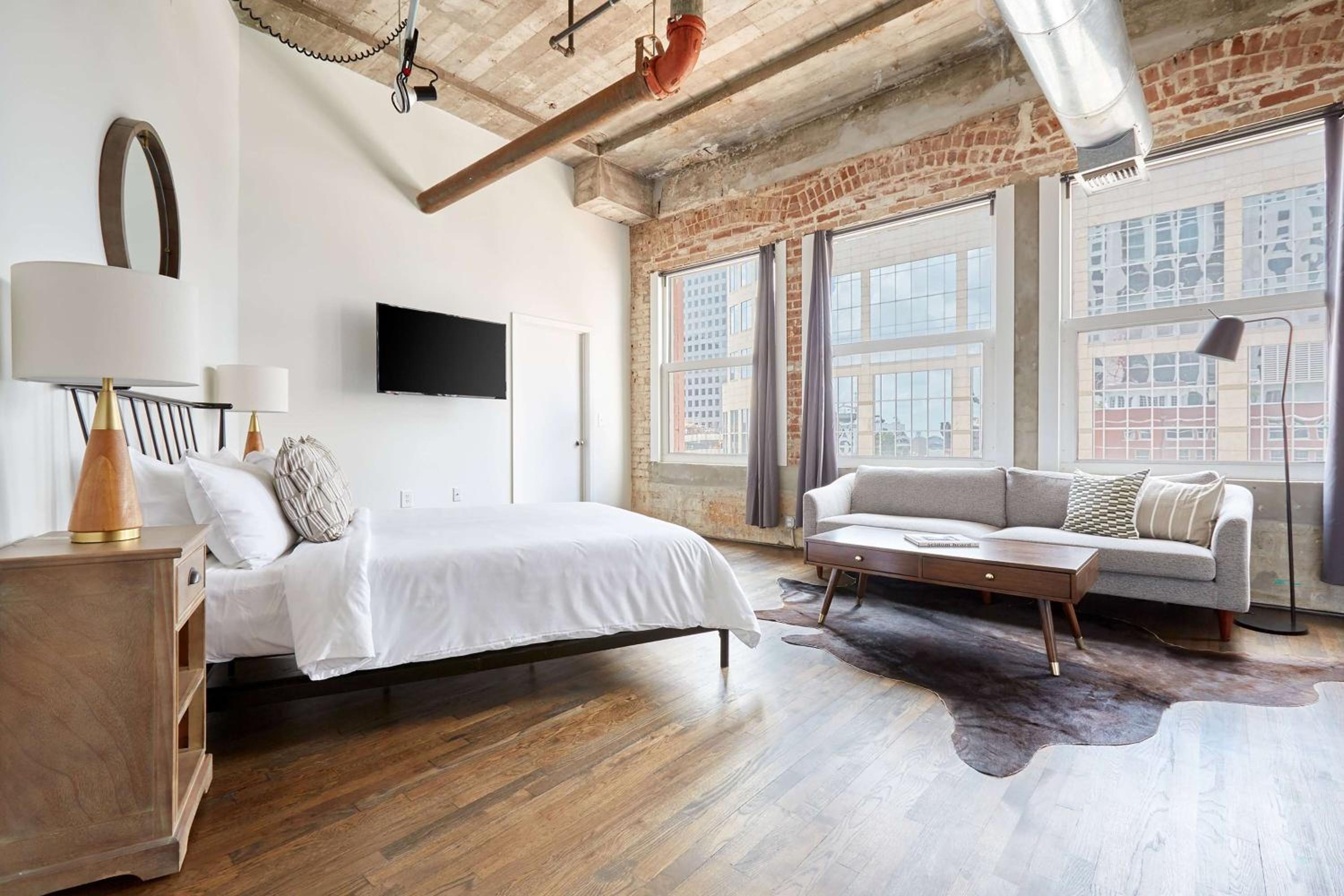 Studio Apartment with One Queen Bed - Photo 1