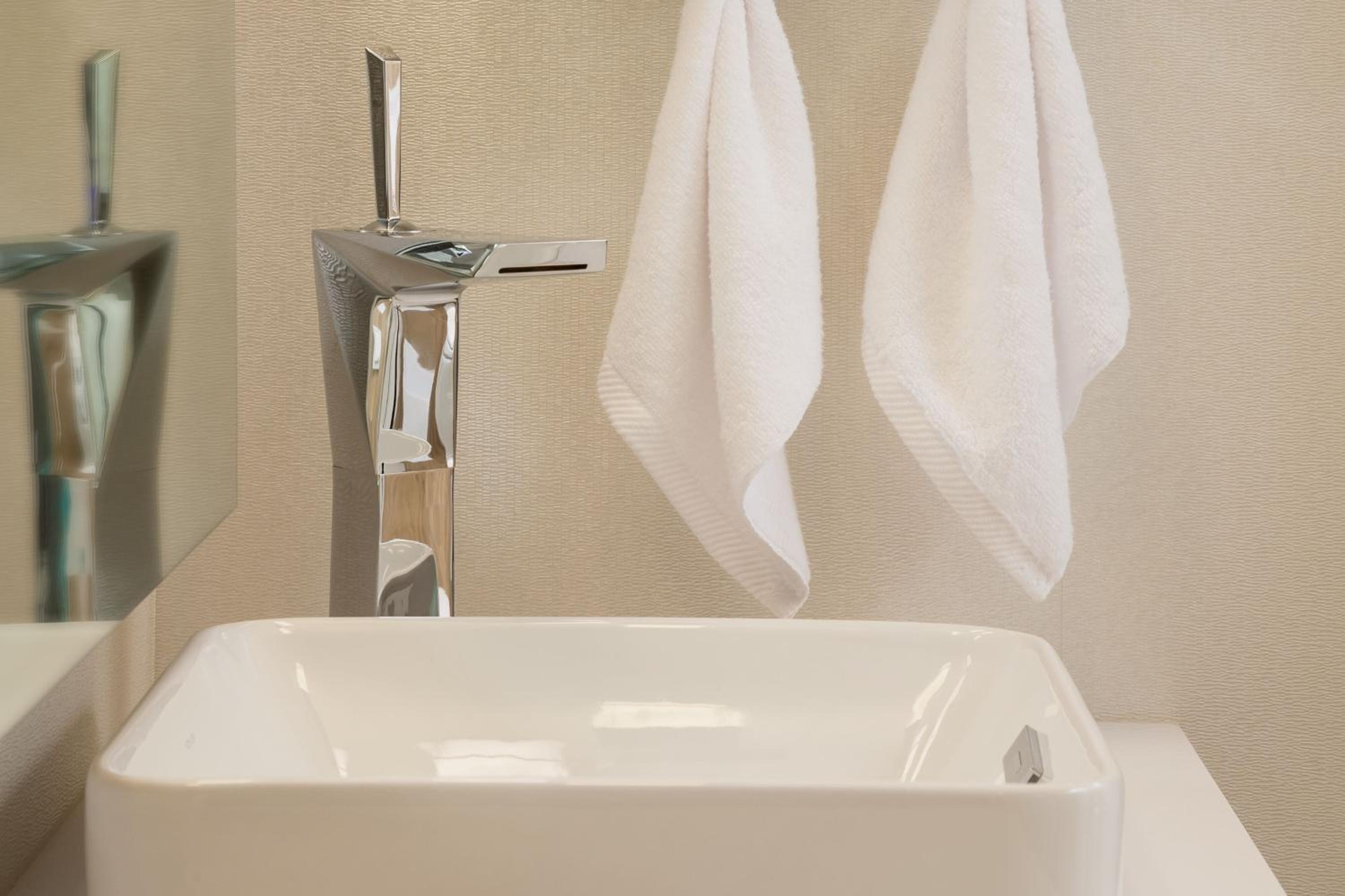 Deluxe King Room with Water View - Hearing Accessible thumbnail 5
