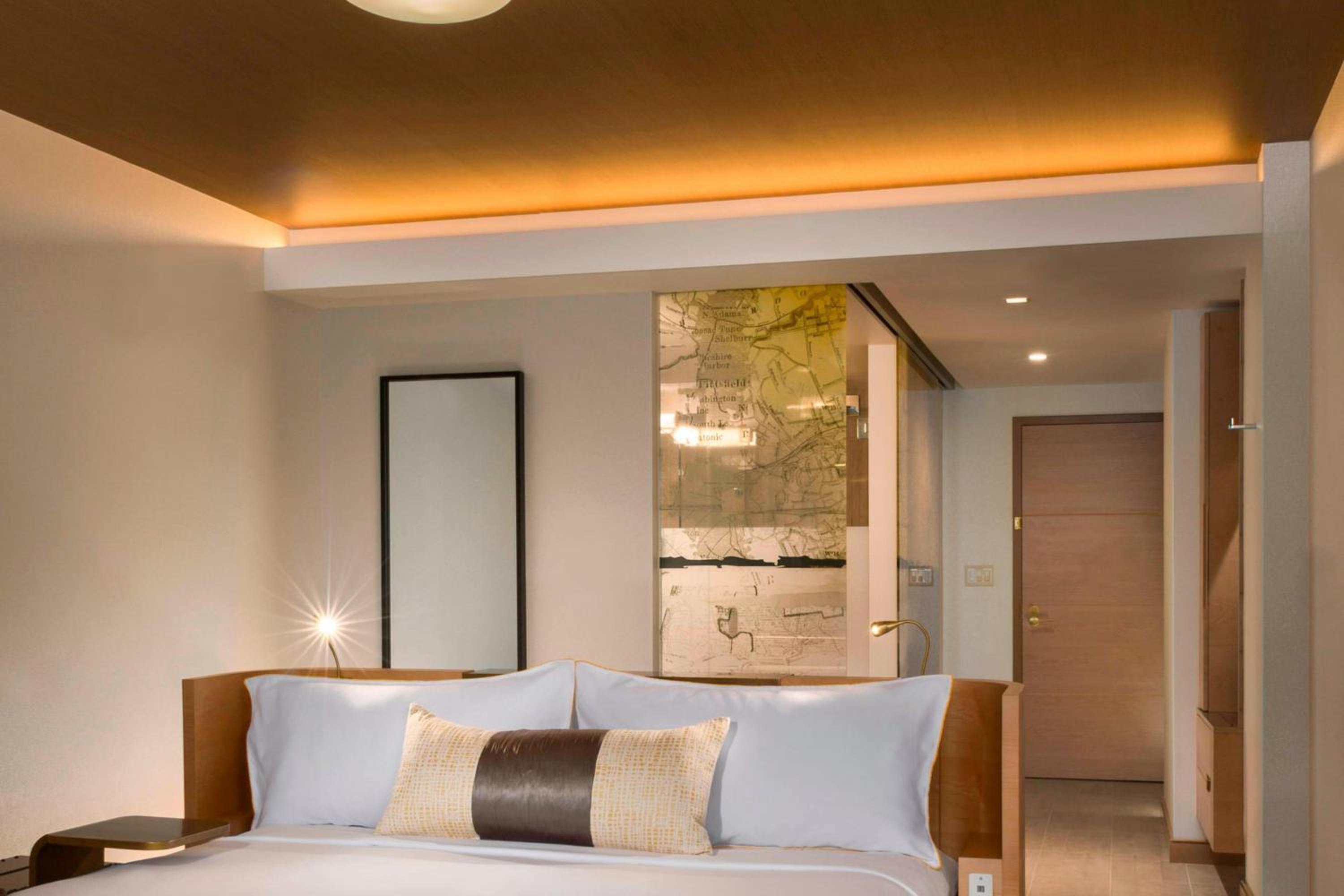 Deluxe King Room with Water View - Hearing Accessible