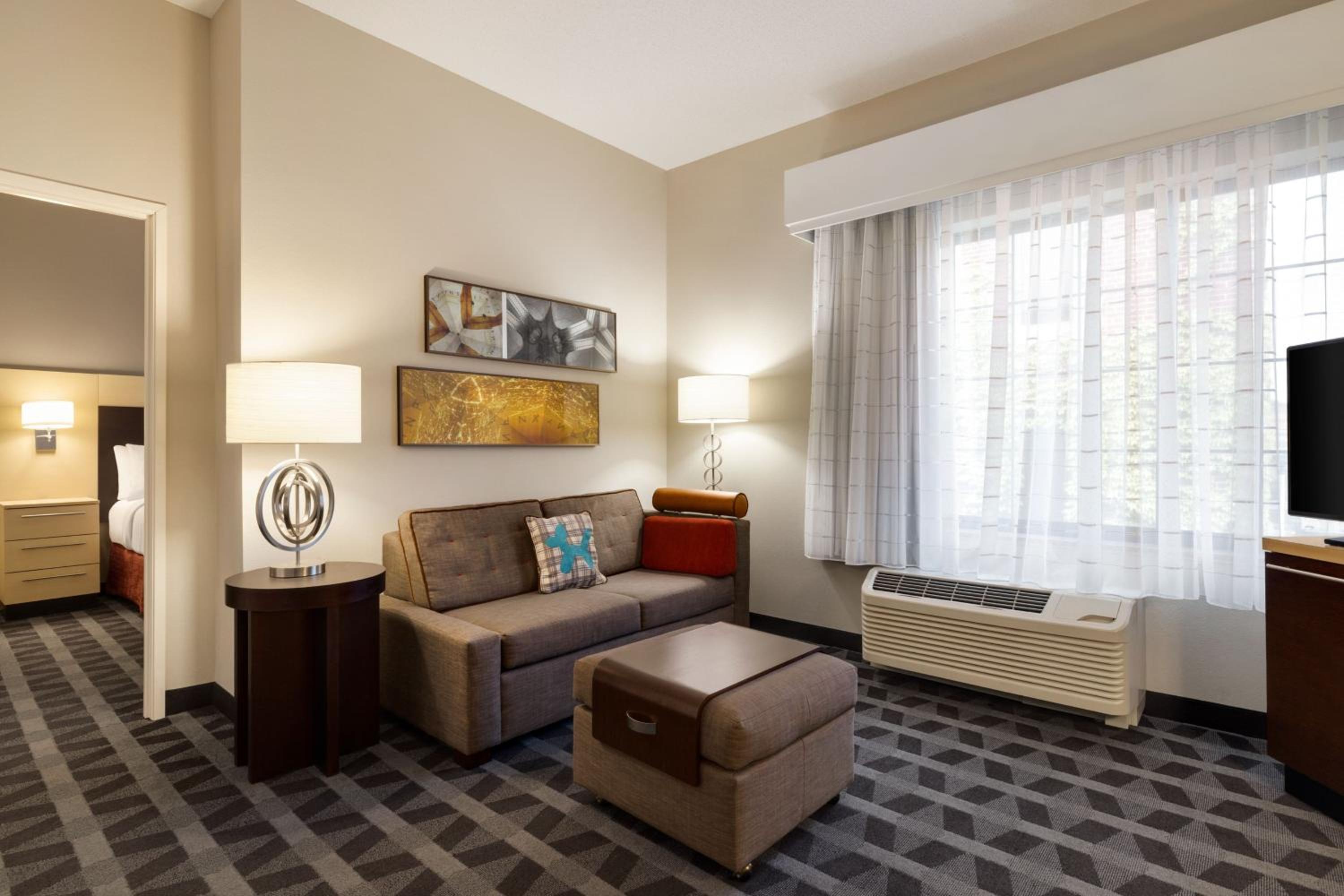 One-Bedroom Queen Suite - Mobility and Hearing Accessible with Roll-in Shower photo 1