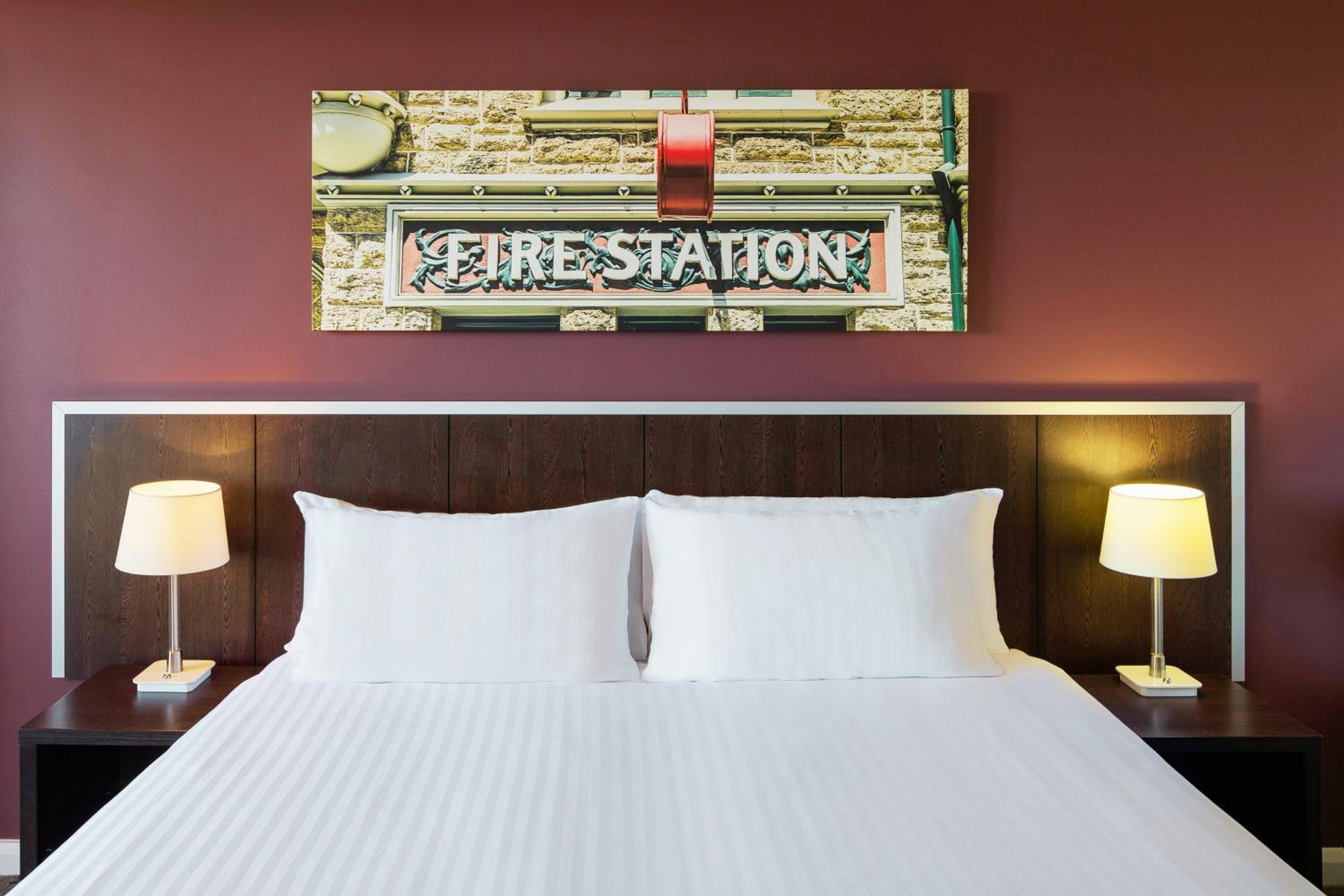 Deluxe King Room with Balcony - Photo 4