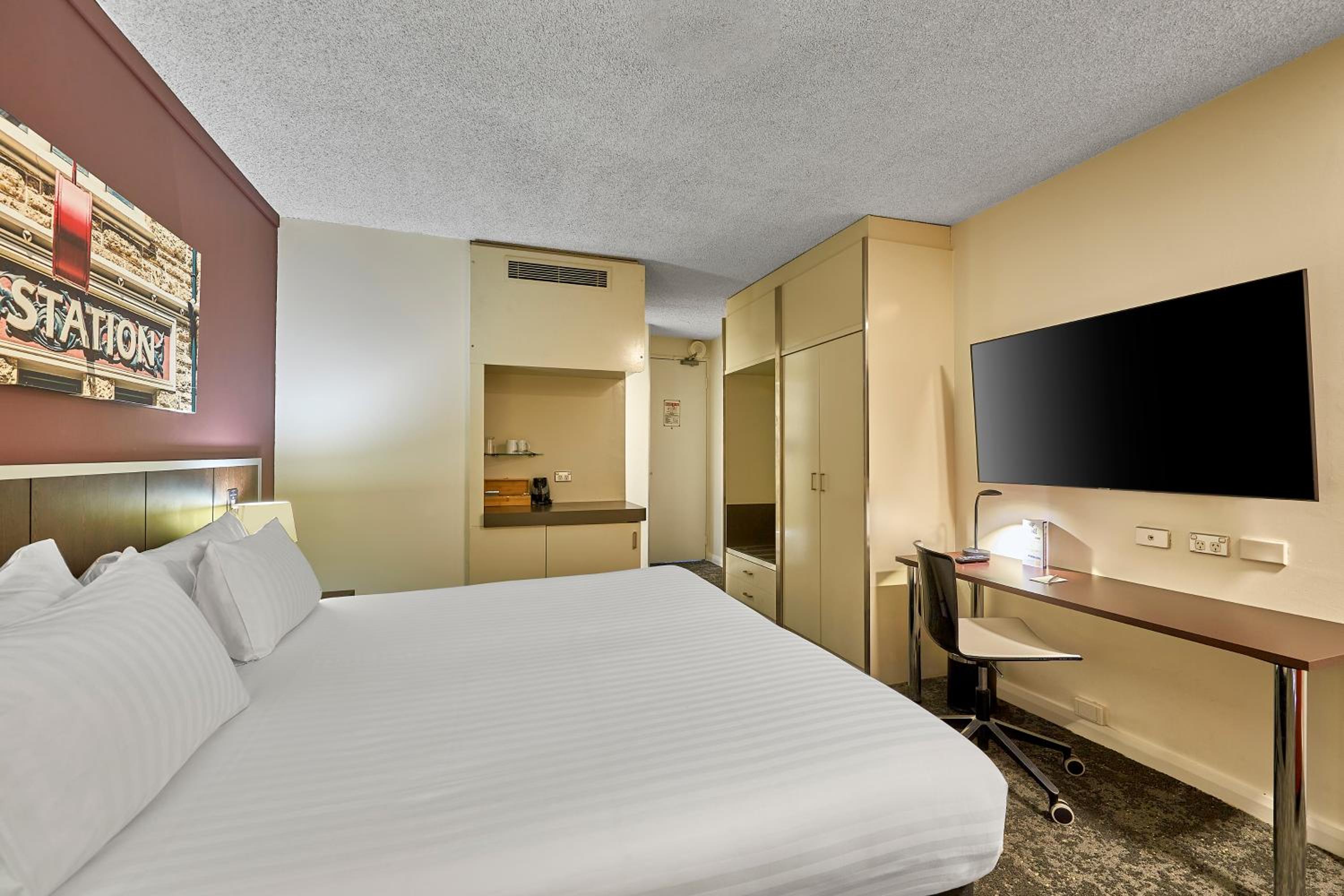 Deluxe King Room with Balcony - Photo 2