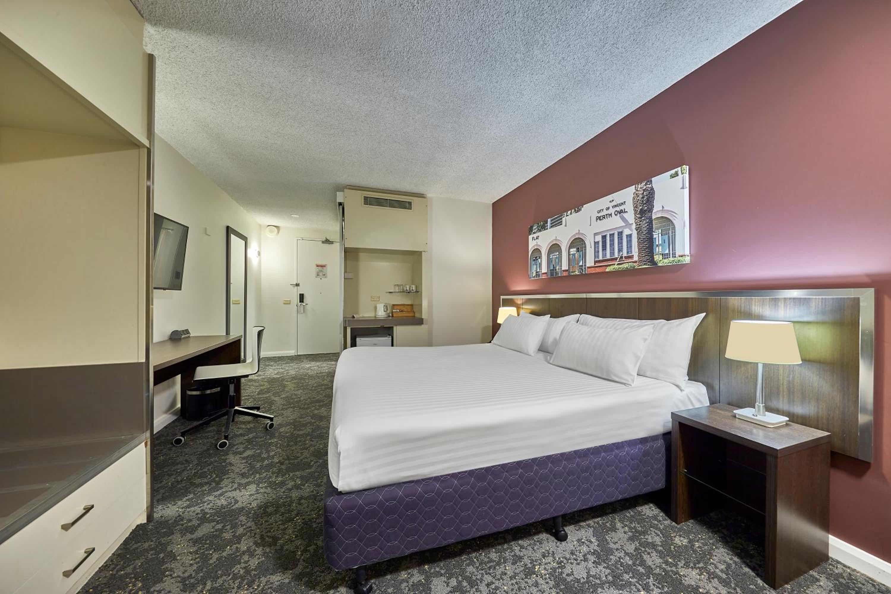Deluxe King Room with Balcony - Photo 6
