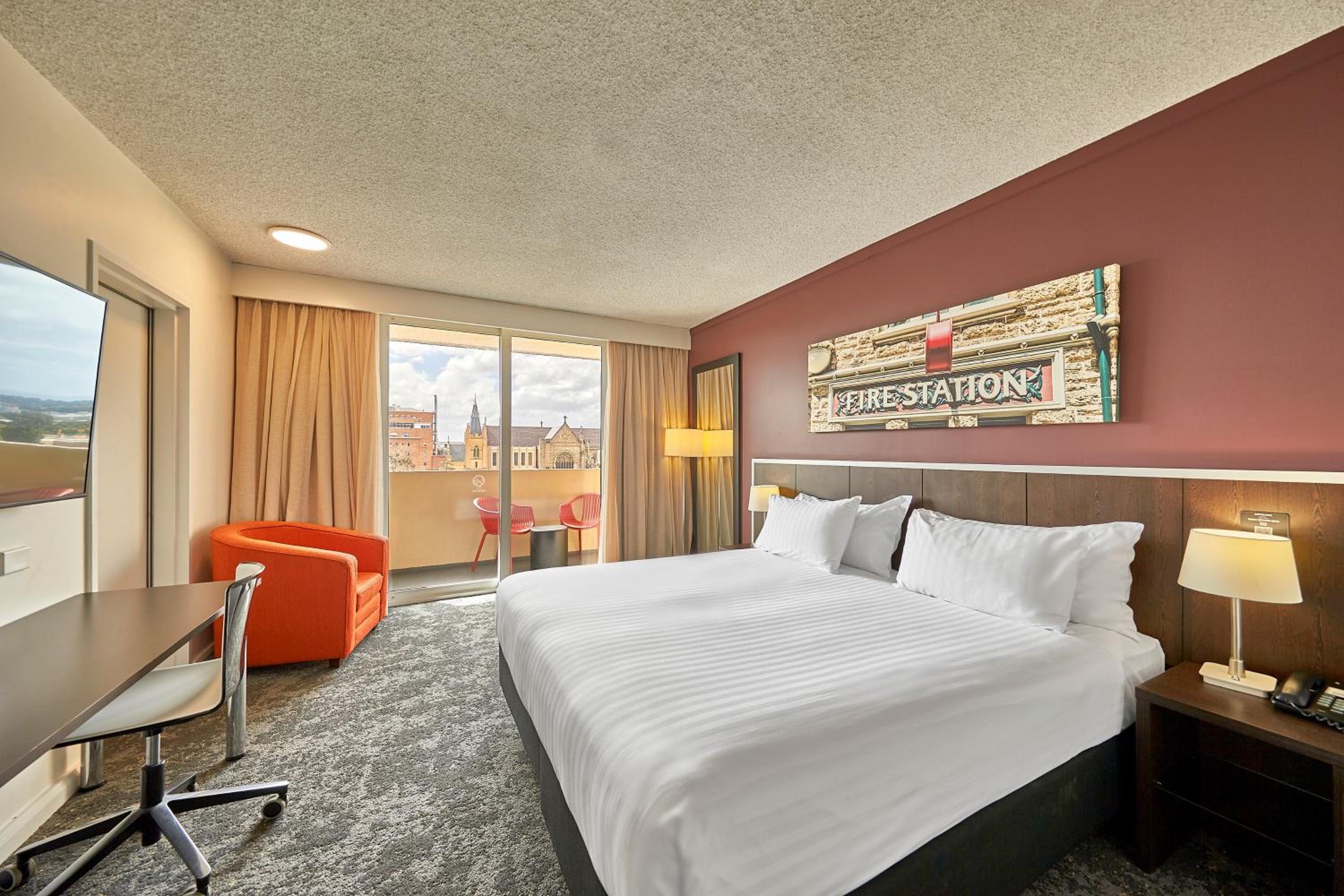 Deluxe King Room with Balcony - Photo 5