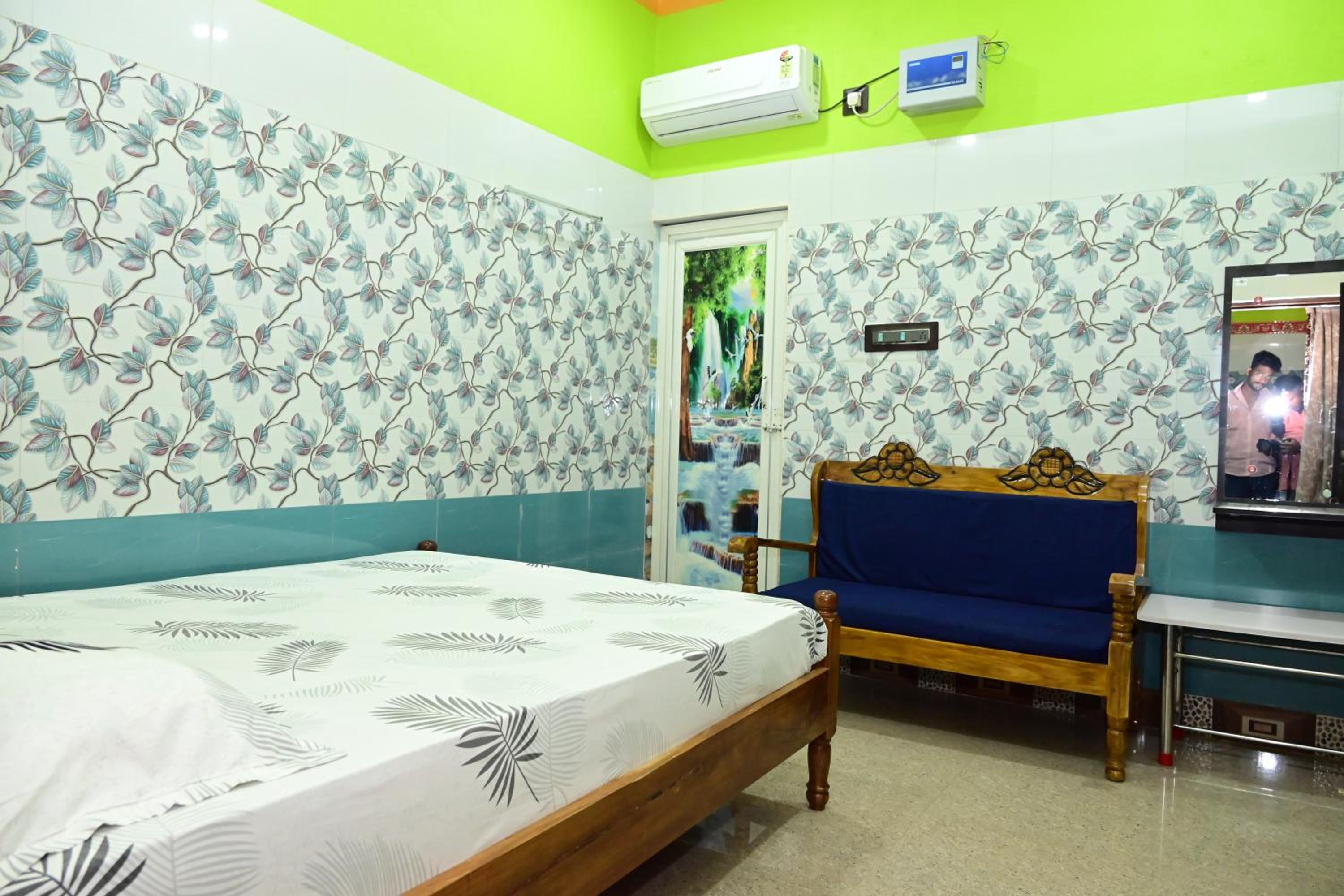 Deluxe Double Room (2 Adults + 1 Child) - Photo 26