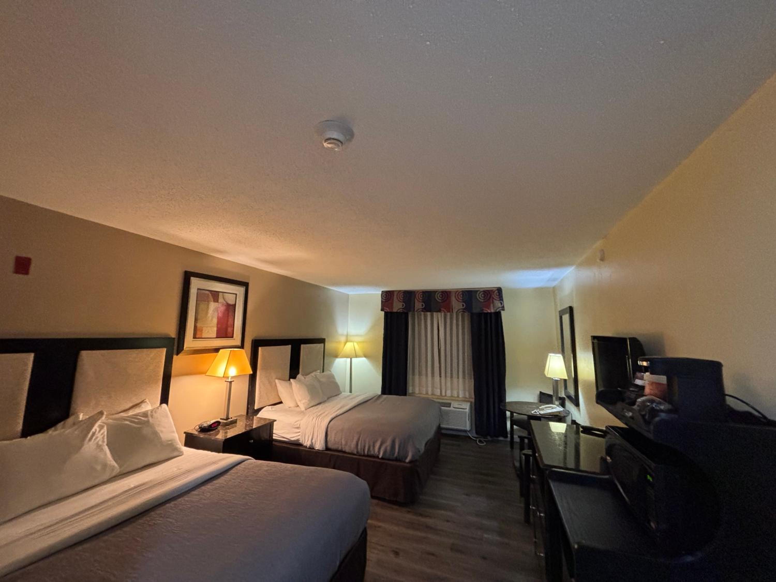 Standard Queen Room with Two Queen Beds - Non Smoking  photo 2