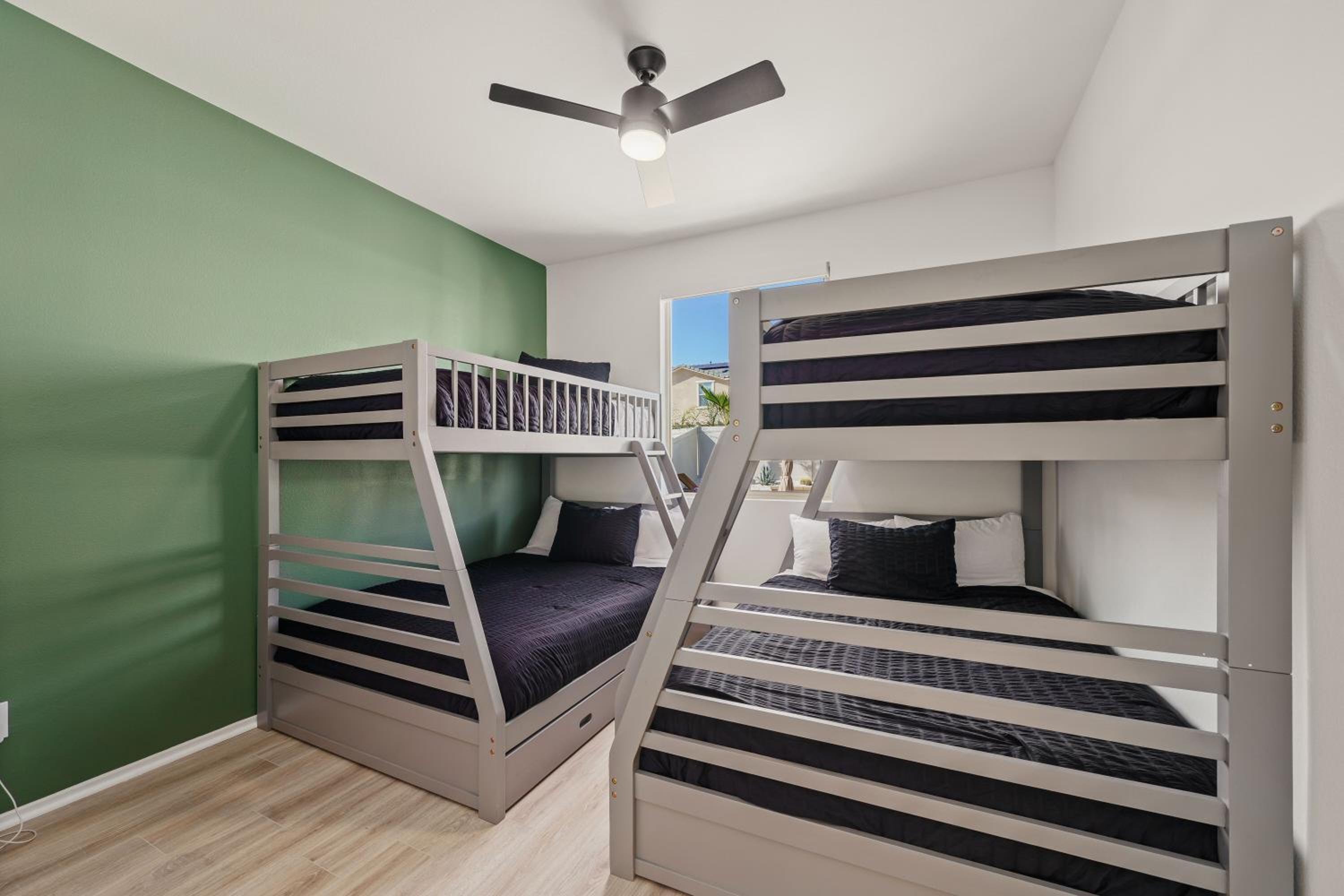 Six-Bedroom House photo 1