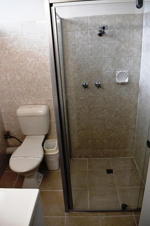 Twin Room with Shower - Pet Friendly photo 2