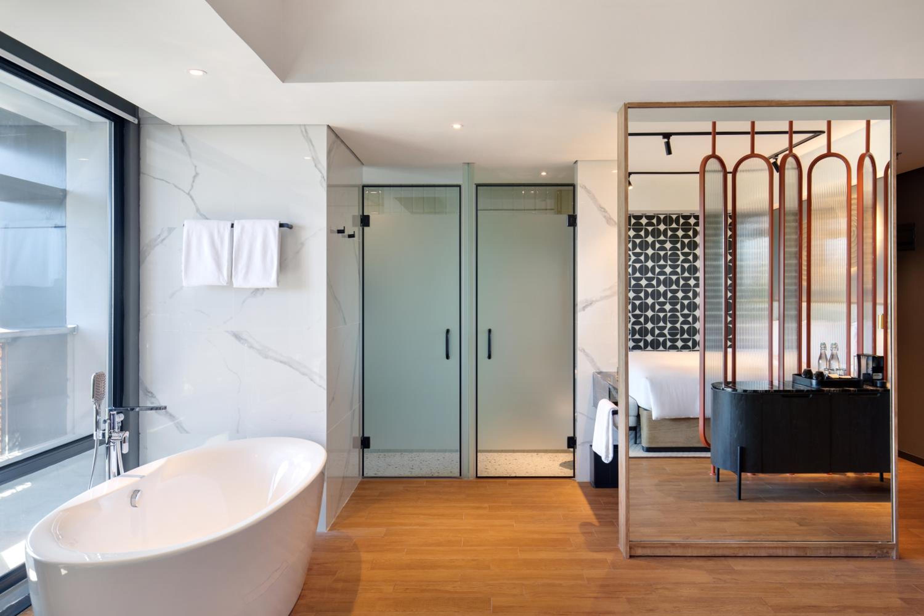Comfort Superior King Suite with Ocean View and Unlimited Self-Service Laundry - Photo 4