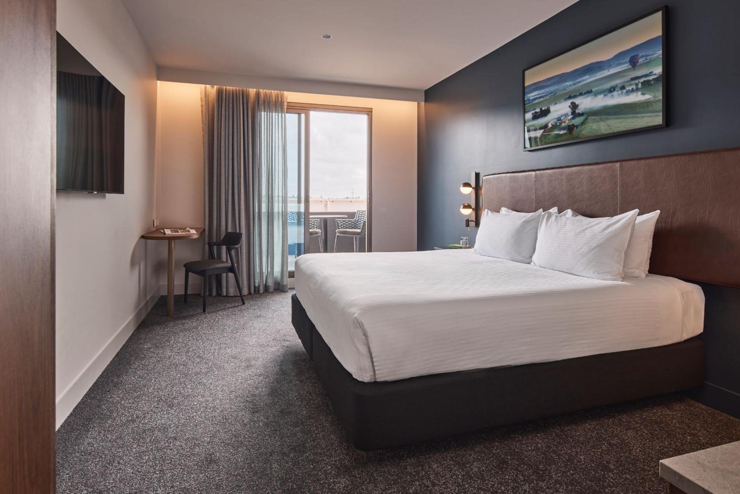 Superior King Room with Balcony - Photo 2