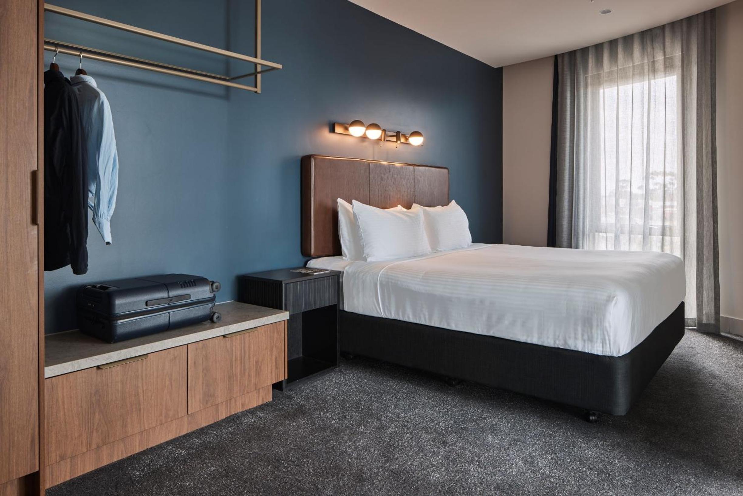 Classic One-Bedroom Apartment with King Bed - Photo 2