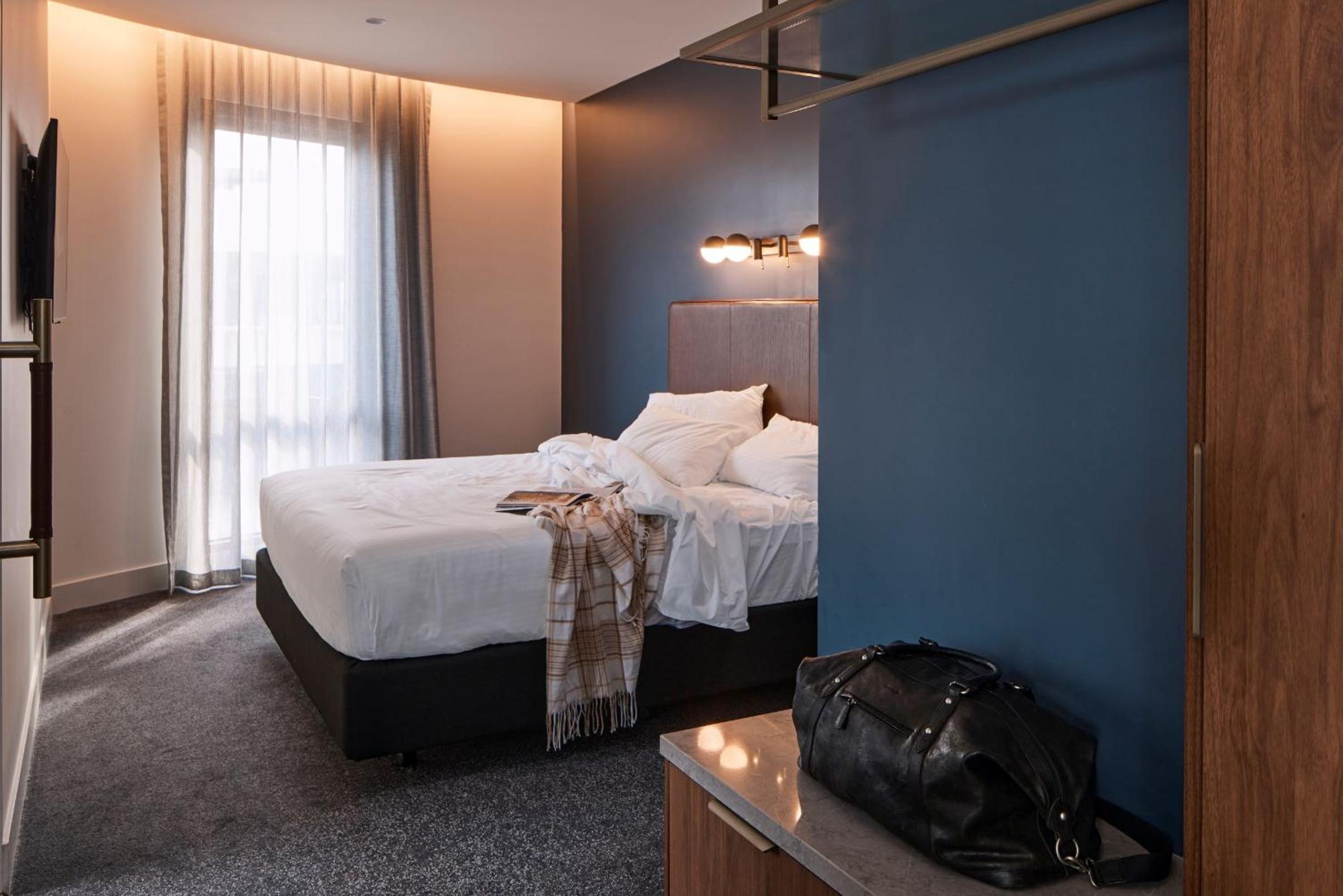 Executive One-Bedroom Apartment with King Bed and Balcony - Photo 3