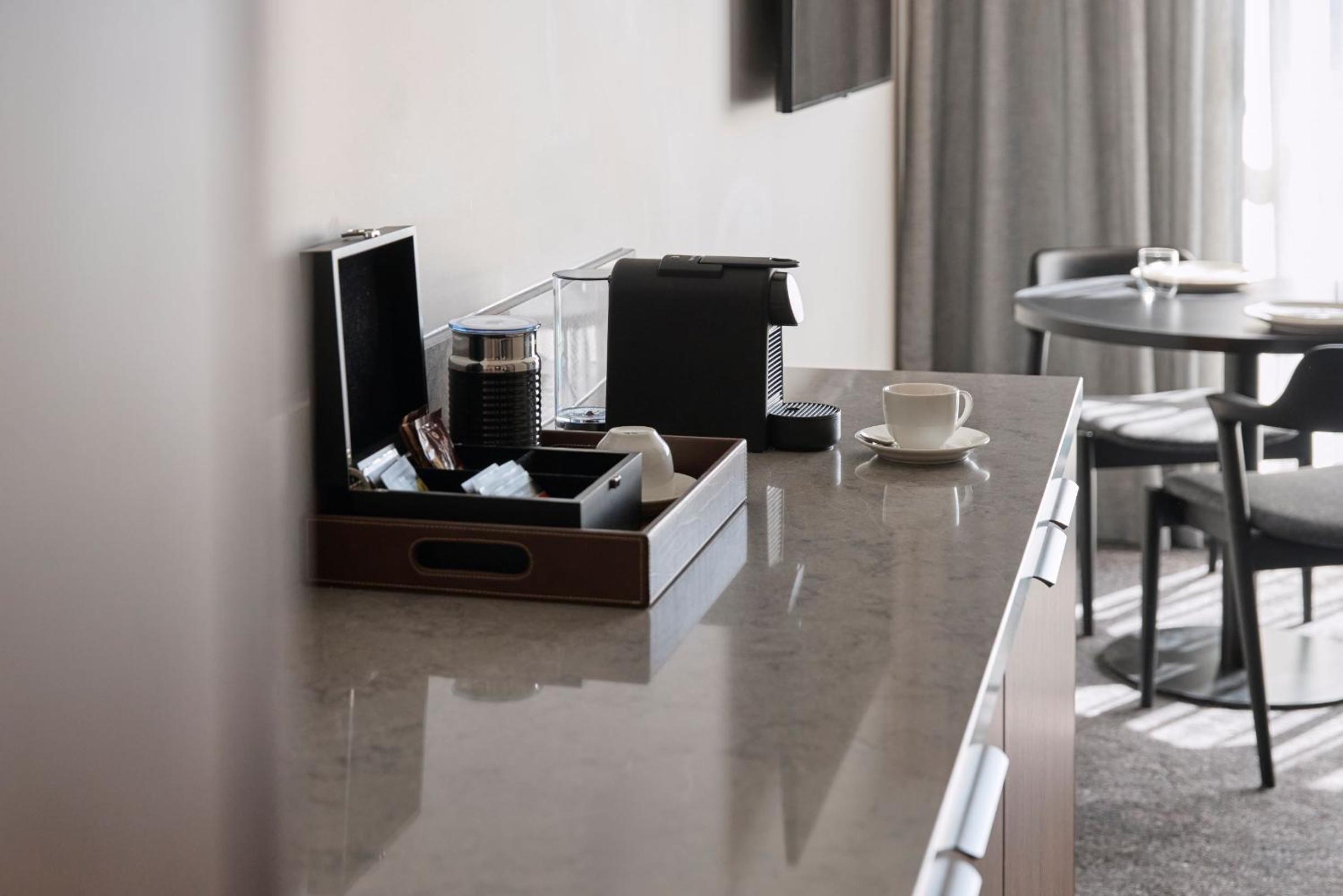 Deluxe One-Bedroom Apartment with King Bed and Terrace - Photo 5