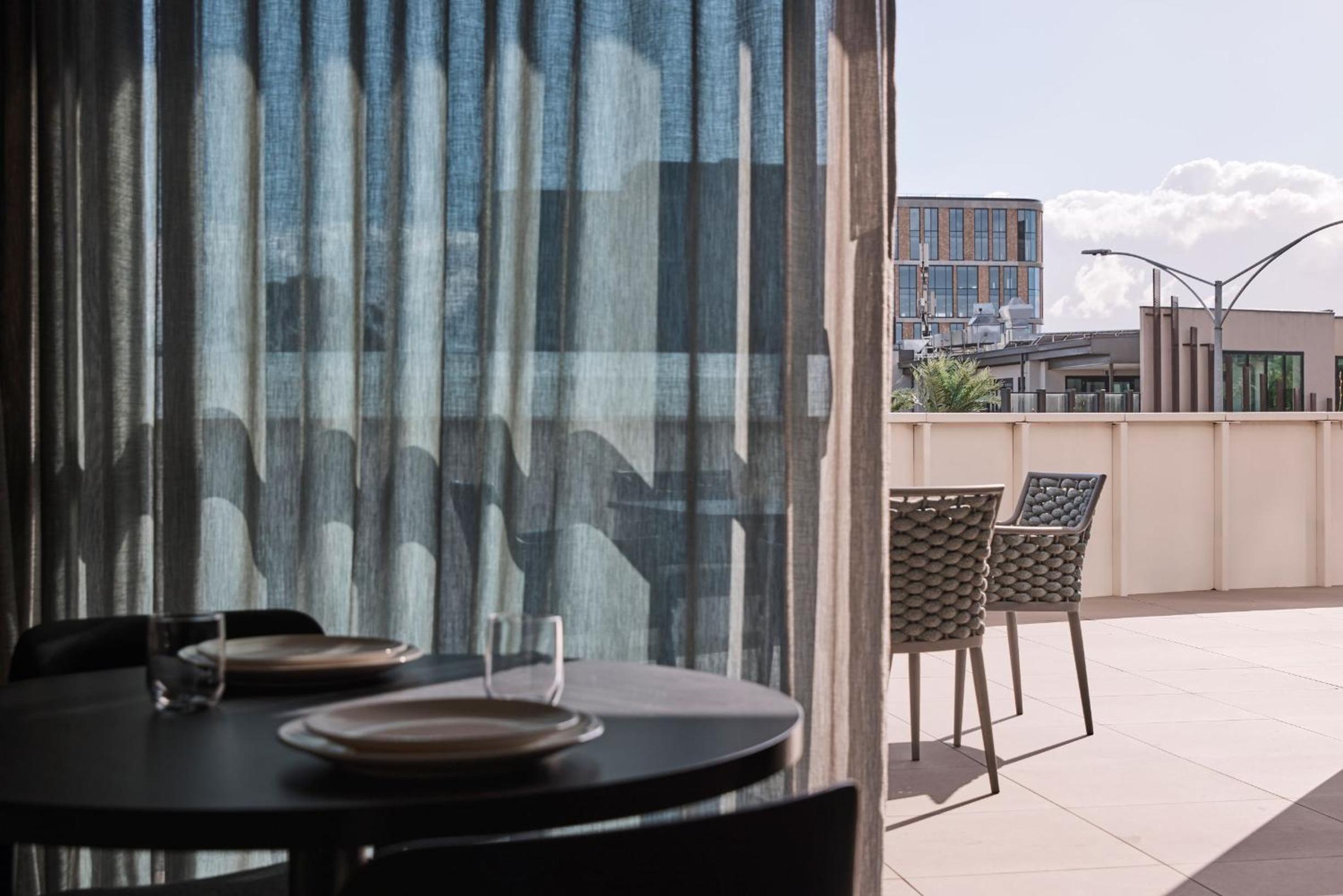 Deluxe One-Bedroom Apartment with King Bed and Terrace - Photo 3