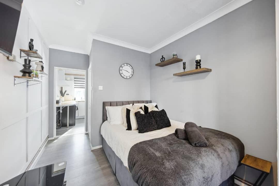One-Bedroom Apartment photo 1