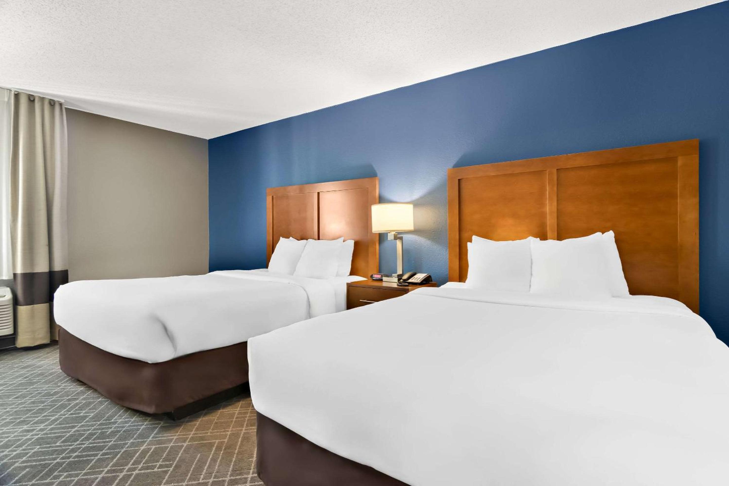 Queen Room with Two Queen Beds - Non-Smoking - Photo 1