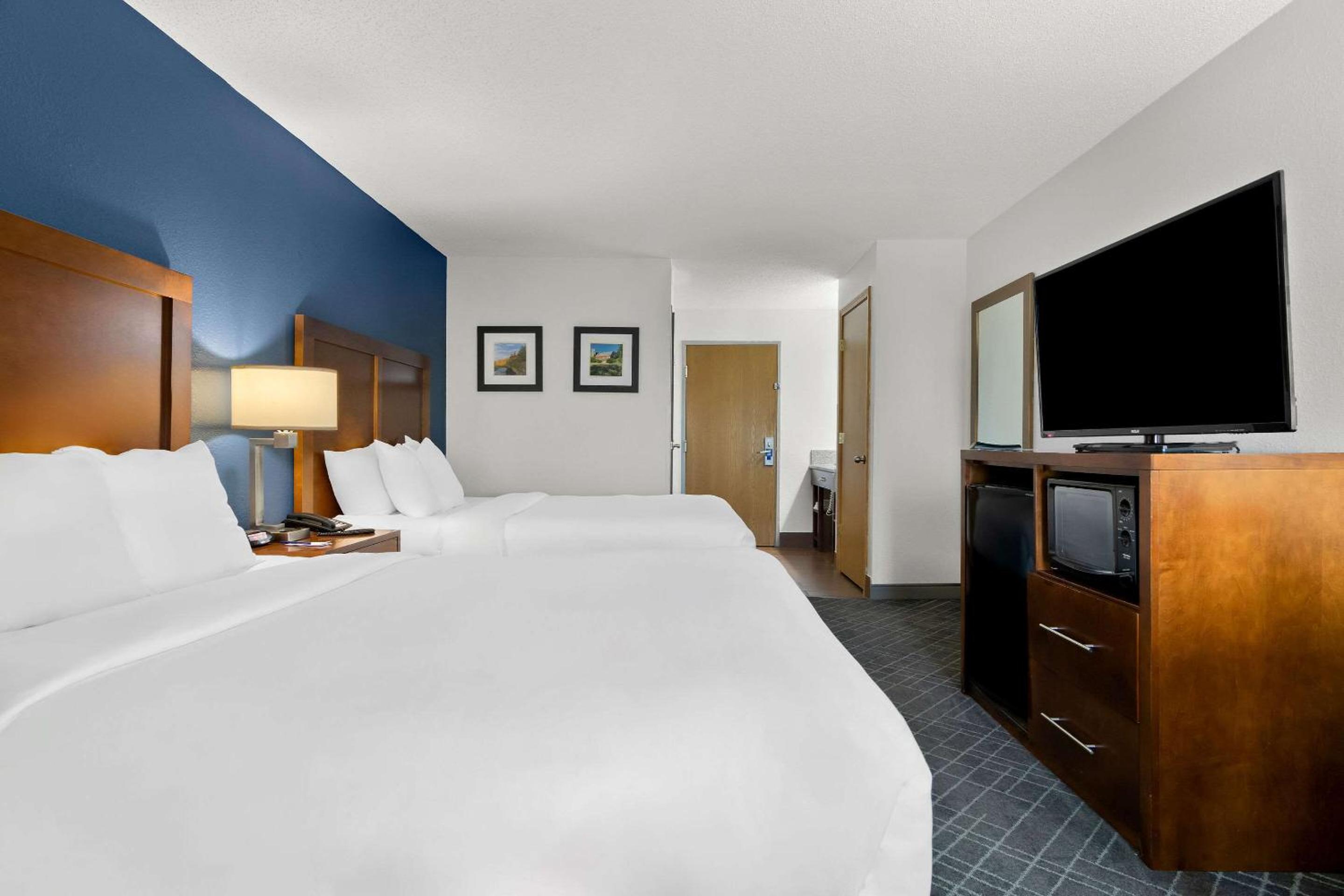Queen Room with Two Queen Beds - Non-Smoking - Photo 2