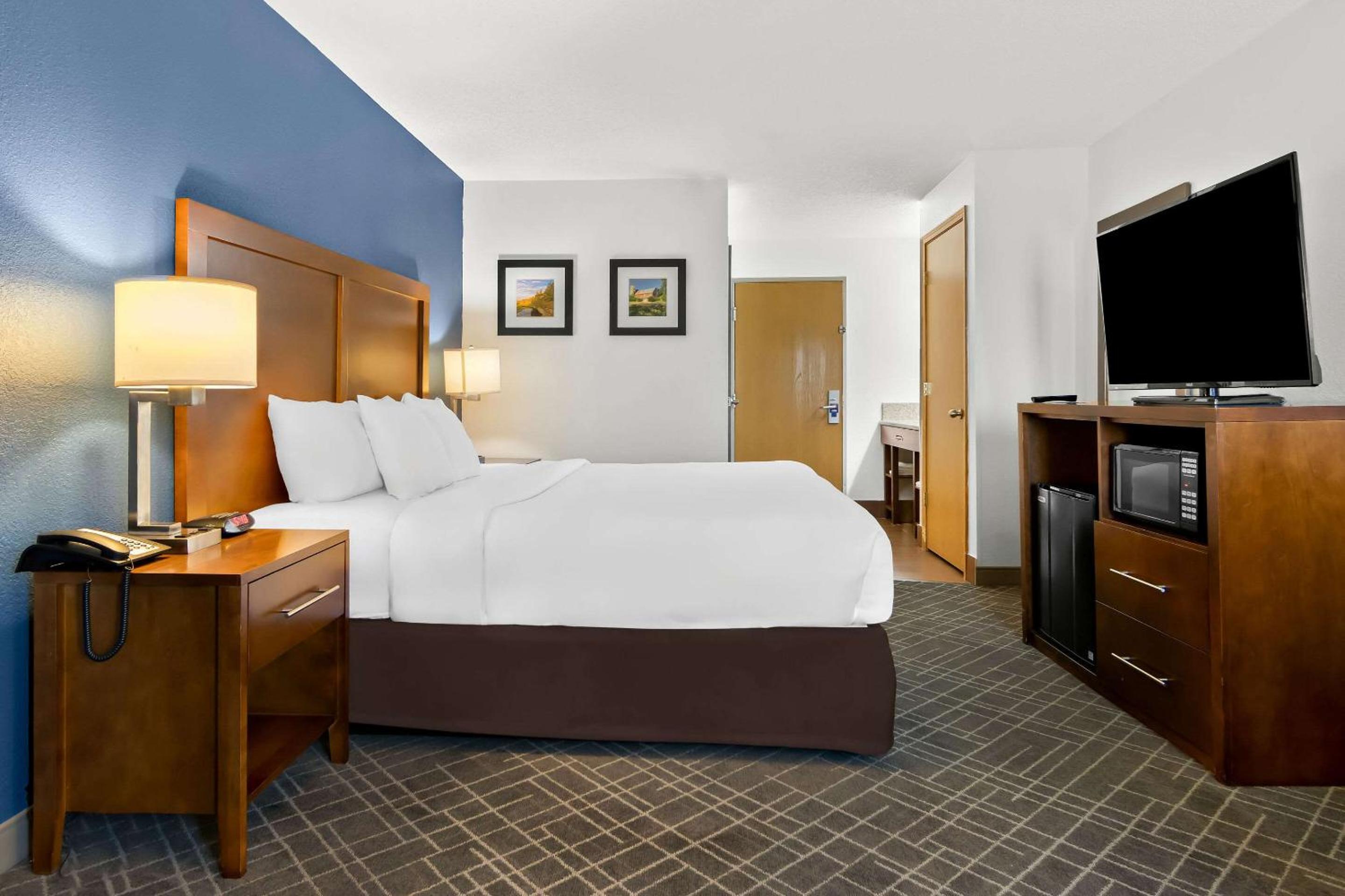 King Room - Non-Smoking - Photo 3