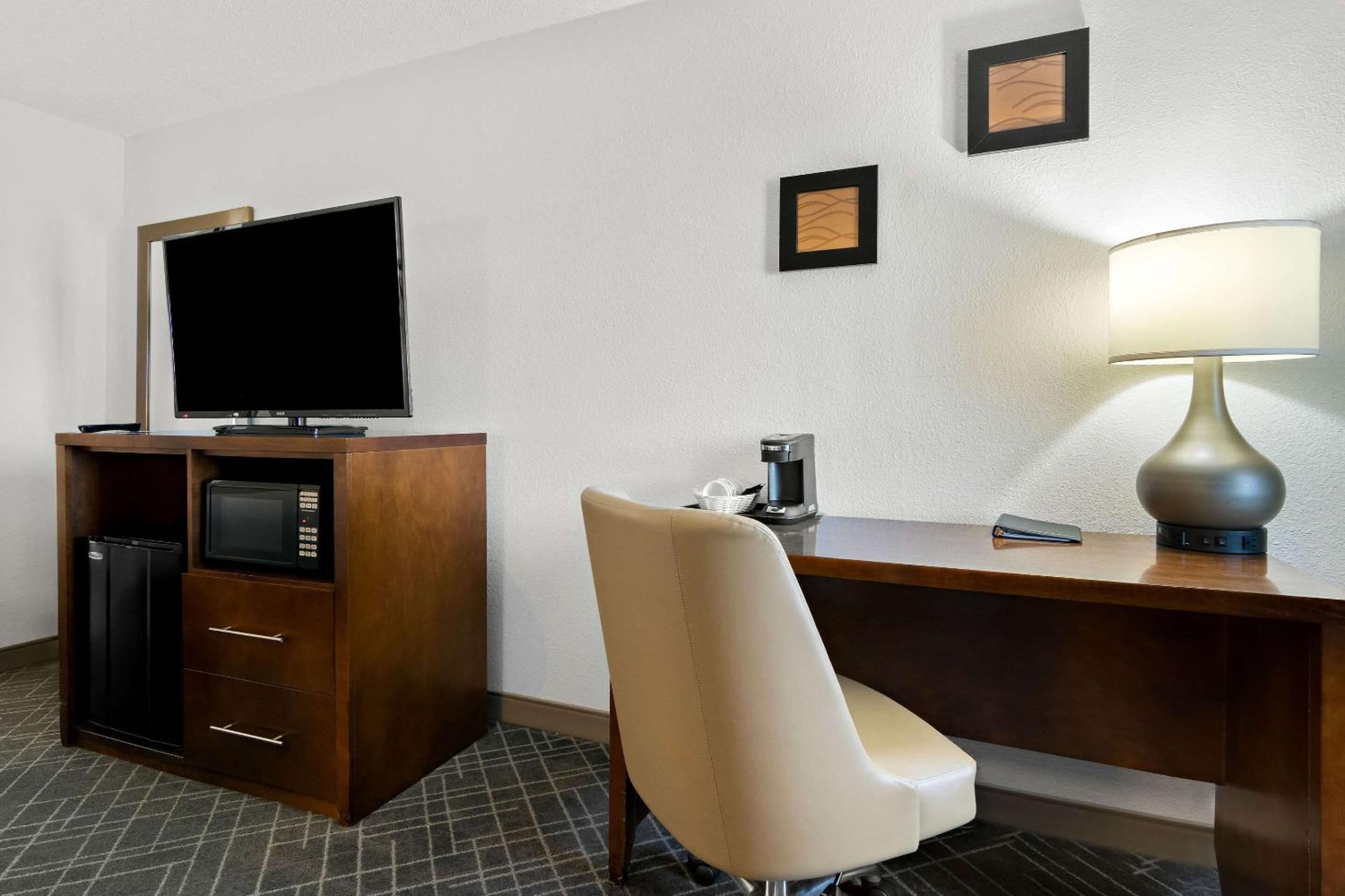 King Room - Non-Smoking - Photo 4
