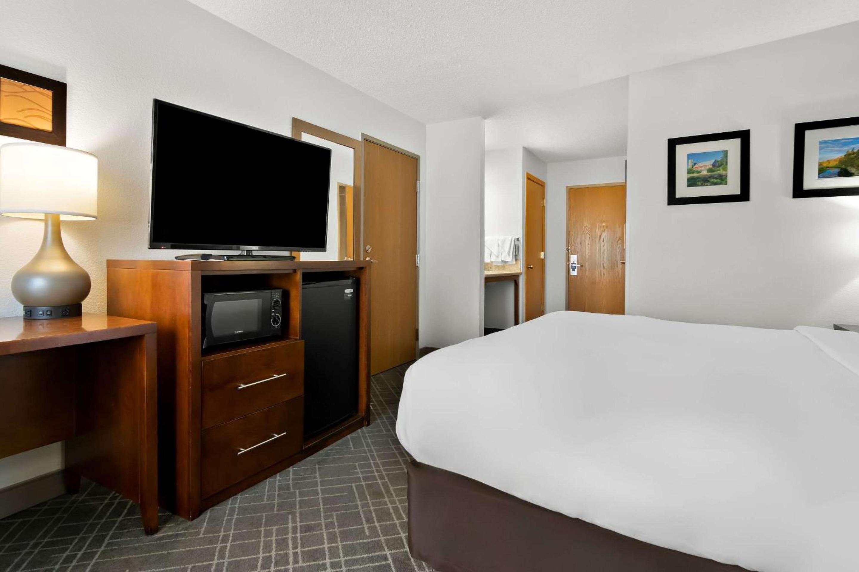 King Room - Non-Smoking/Mobility Accessible - Photo 3