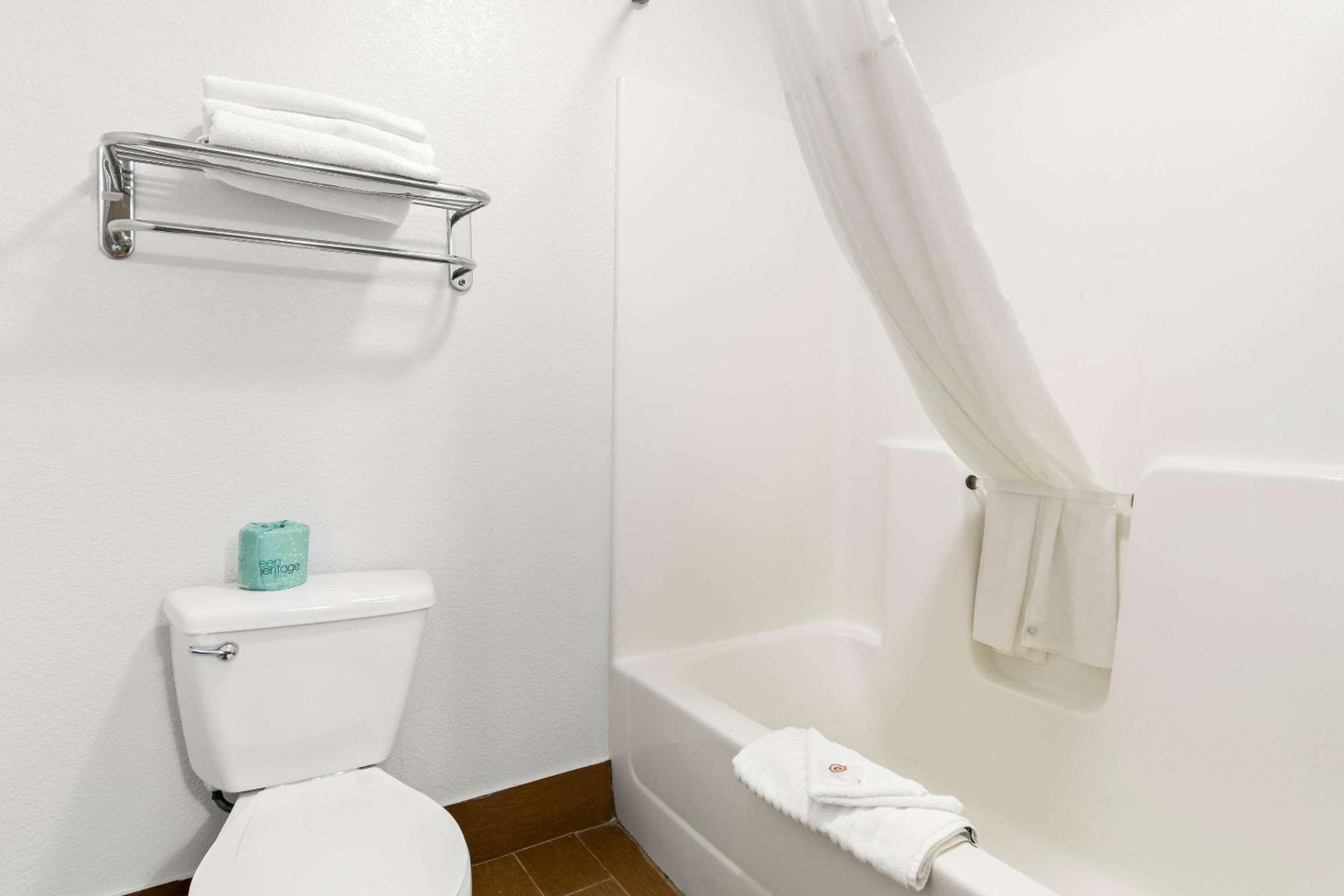 Queen Room with Two Queen Beds - Non-Smoking - Photo 5