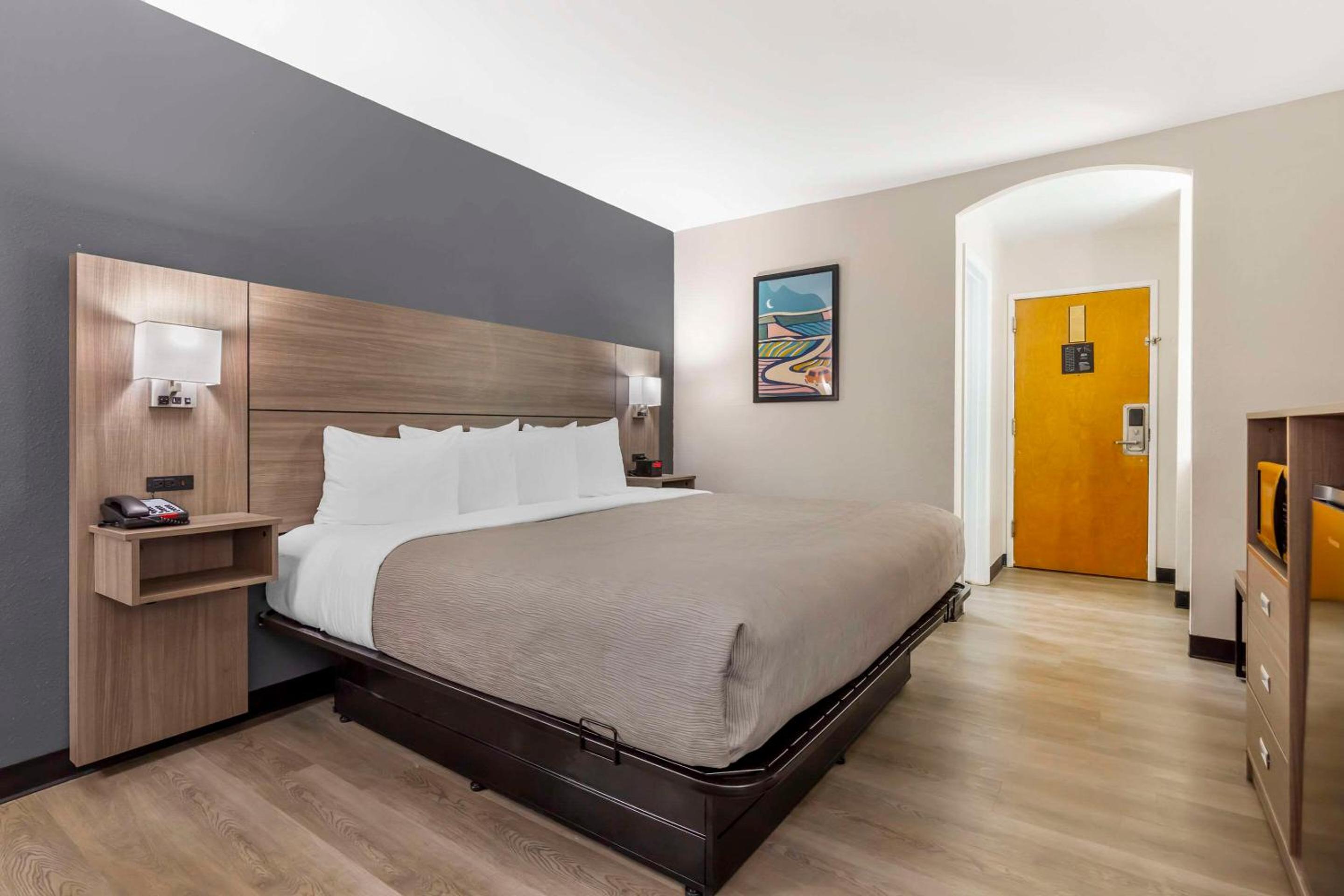 King Room - Non-Smoking - Photo 1