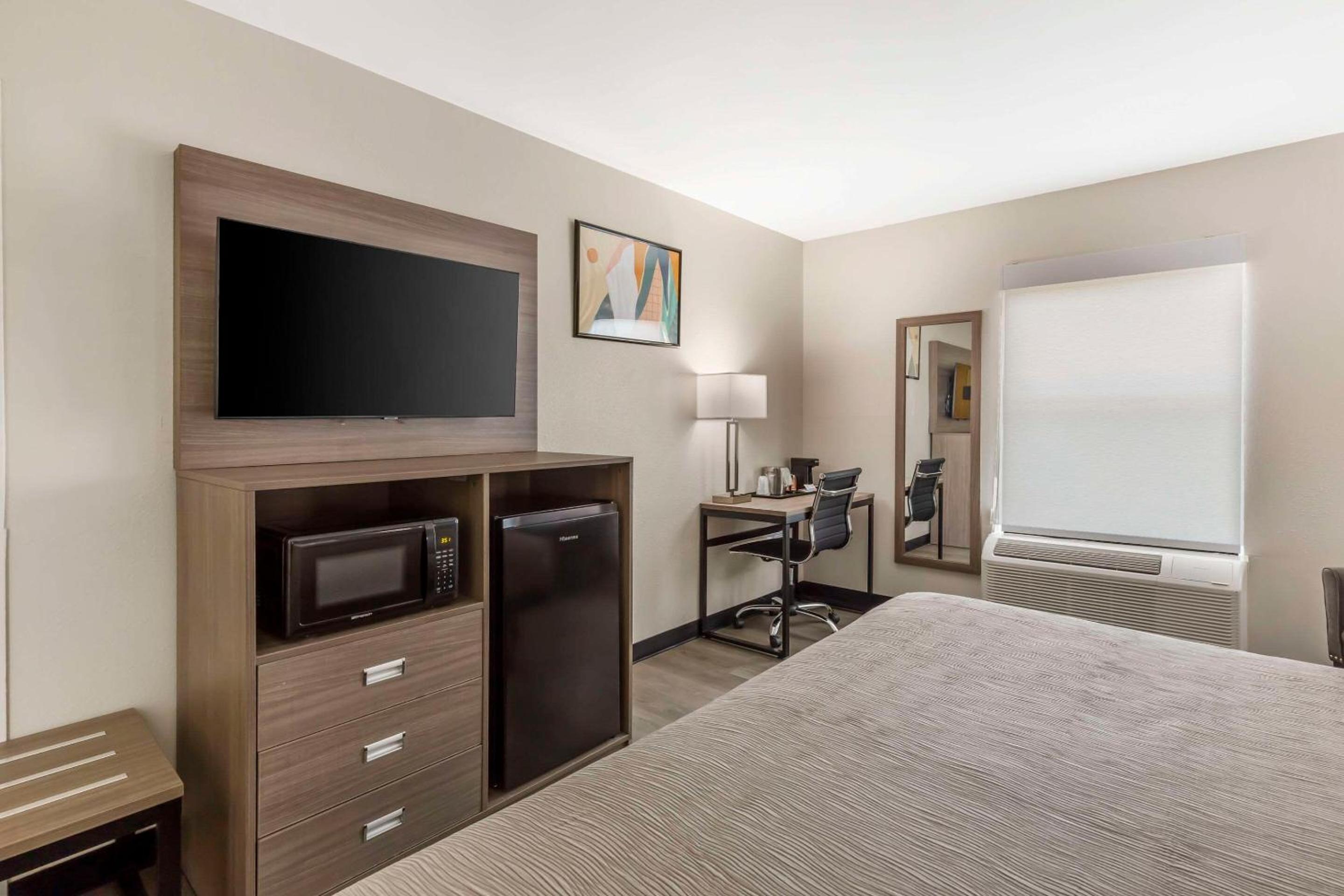King Room - Non-Smoking - Photo 3