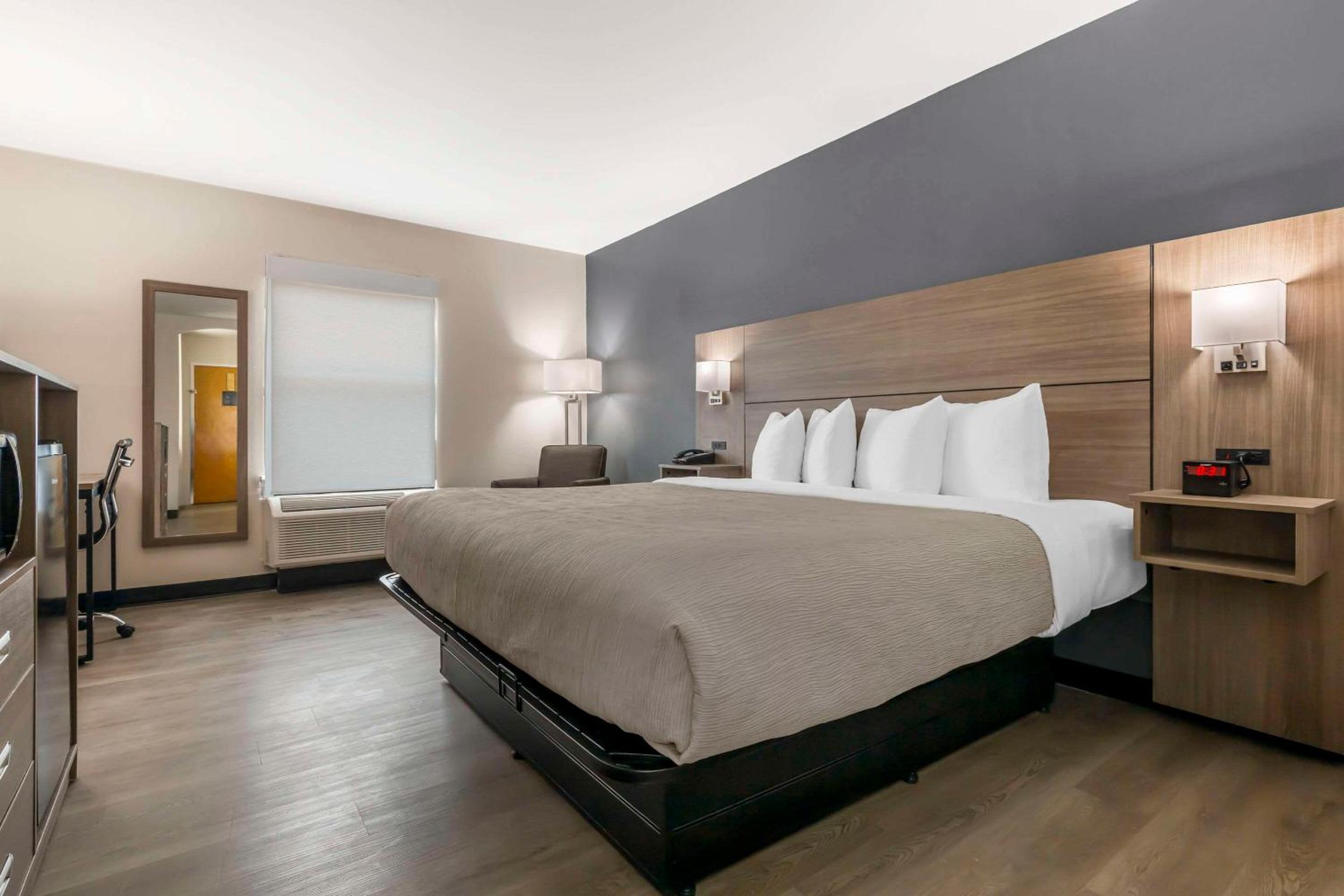 King Room - Non-Smoking - Photo 2