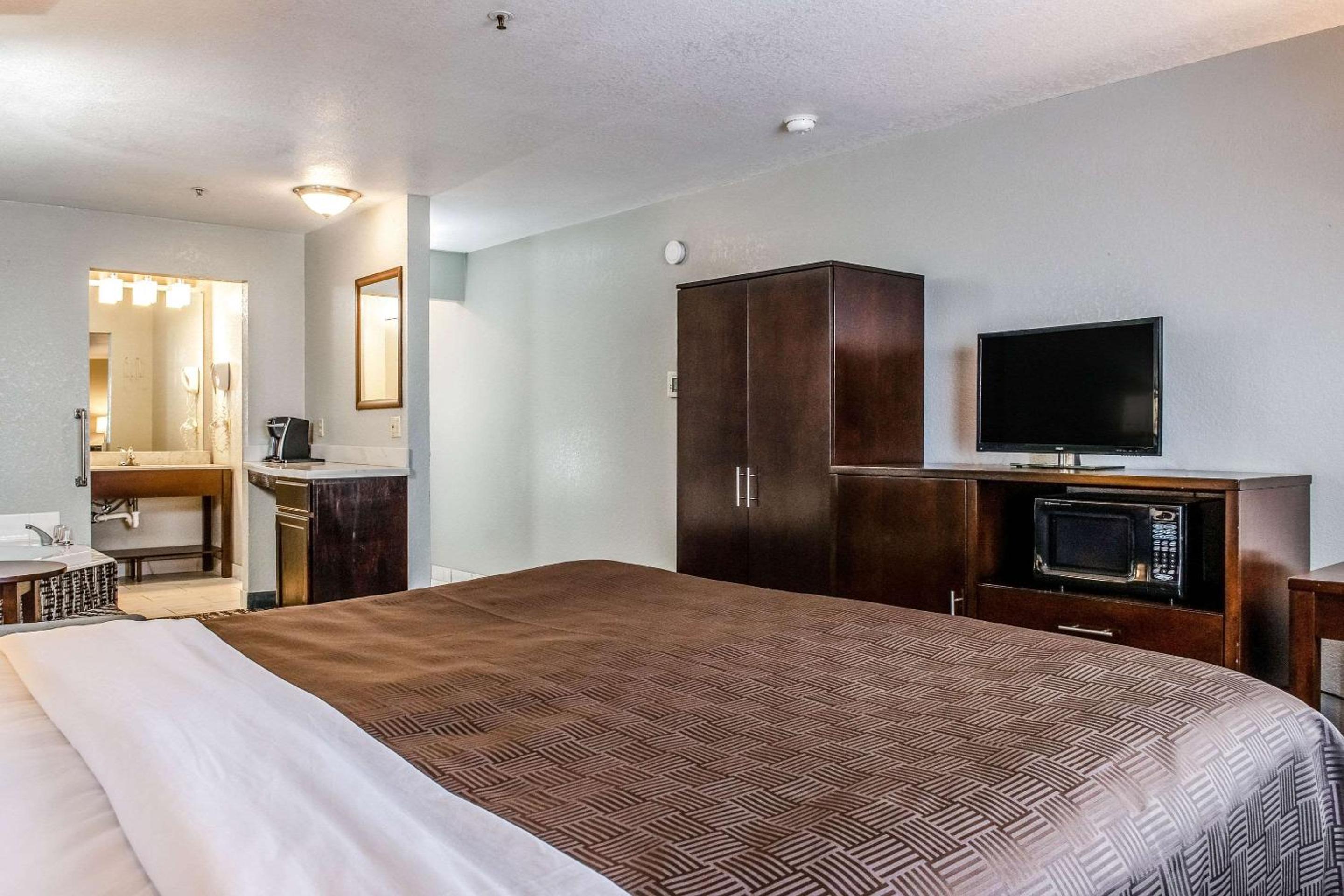 King Suite - Non-Smoking - Photo 5