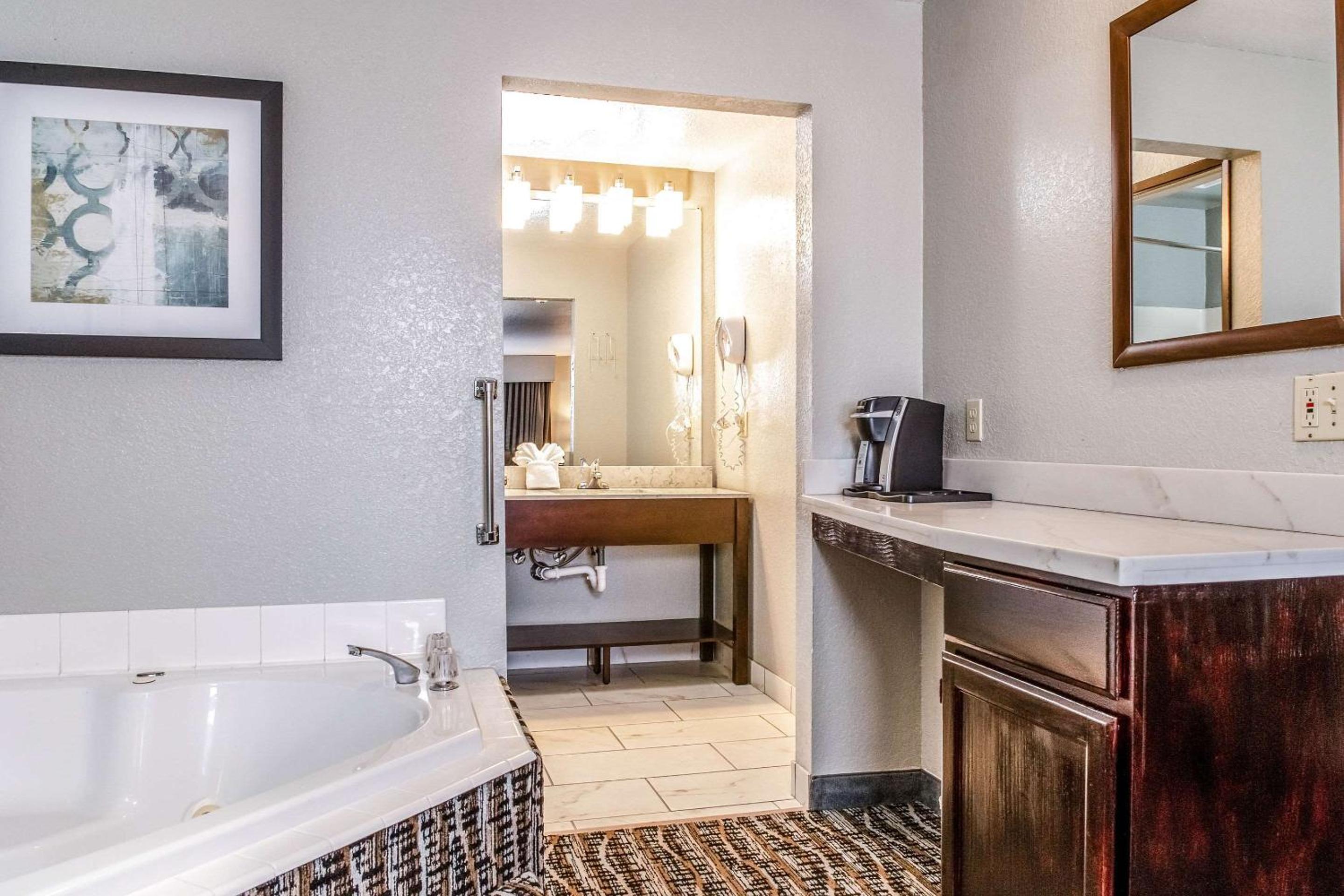 King Suite - Non-Smoking - Photo 2
