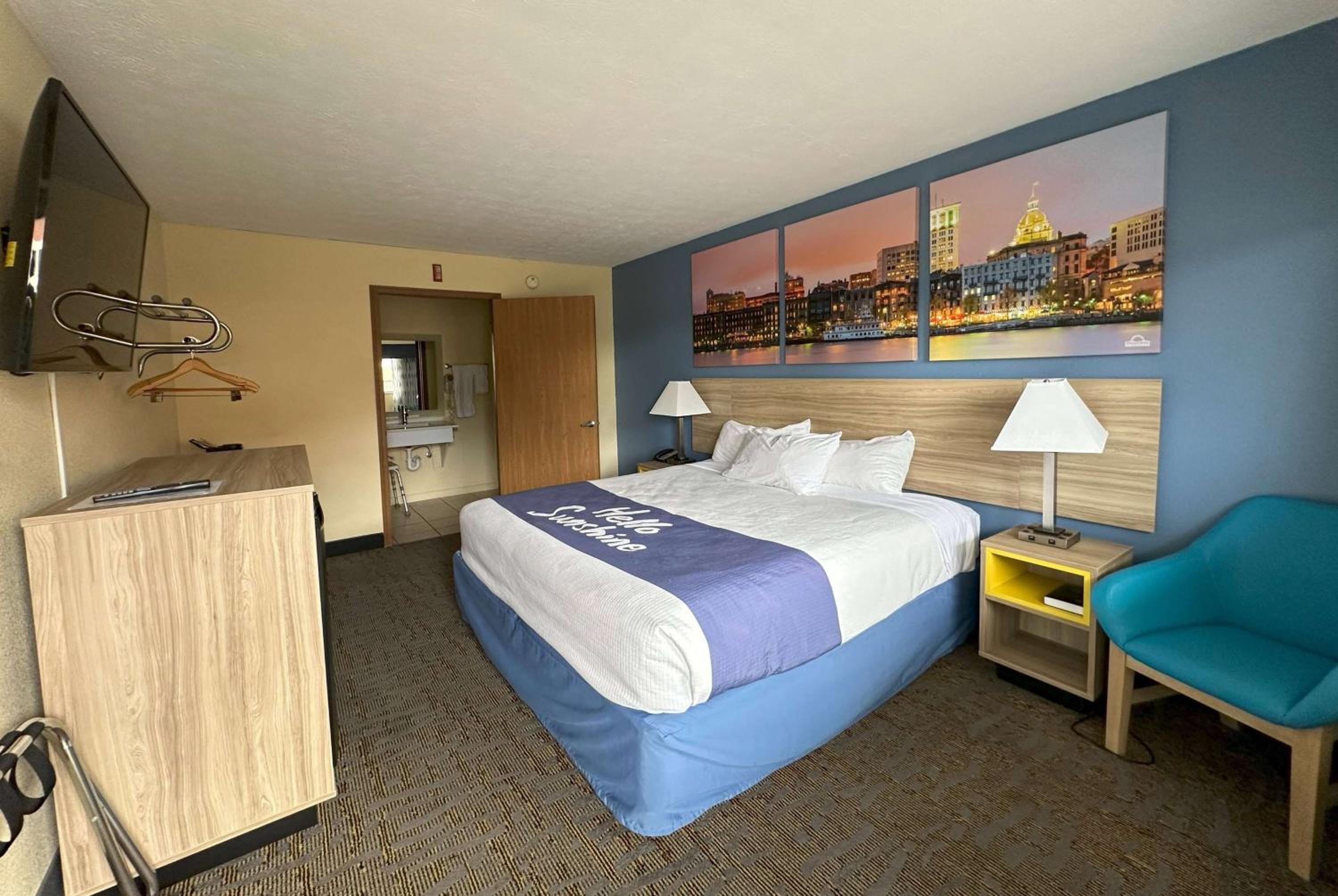 King Room with Mobility/Hearing Access, Tub with Grab Bars, First Floor, Non- Smoking - Photo 1