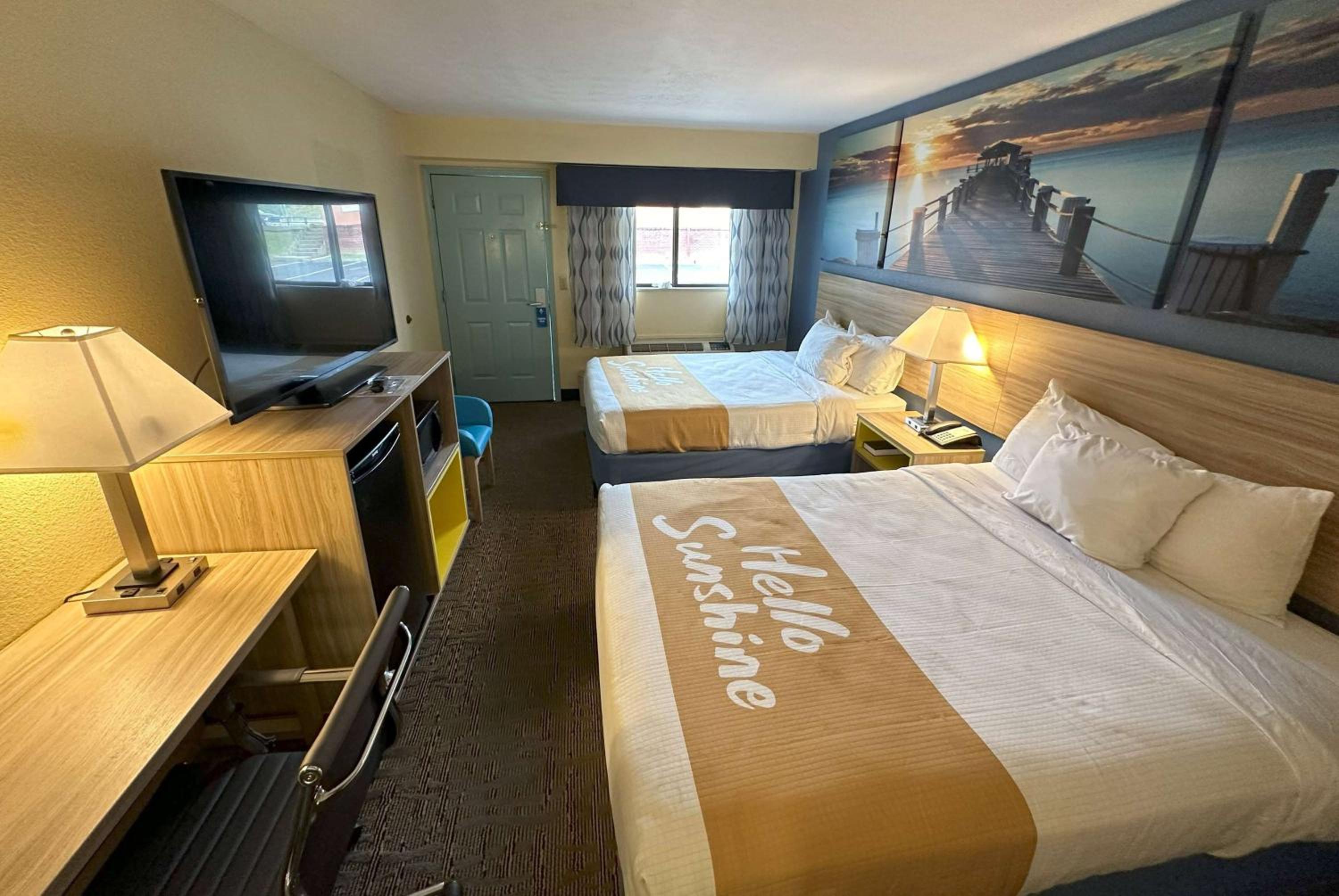 Queen Room with Two Queen Beds/ First Floor- Non-Smoking - Photo 1
