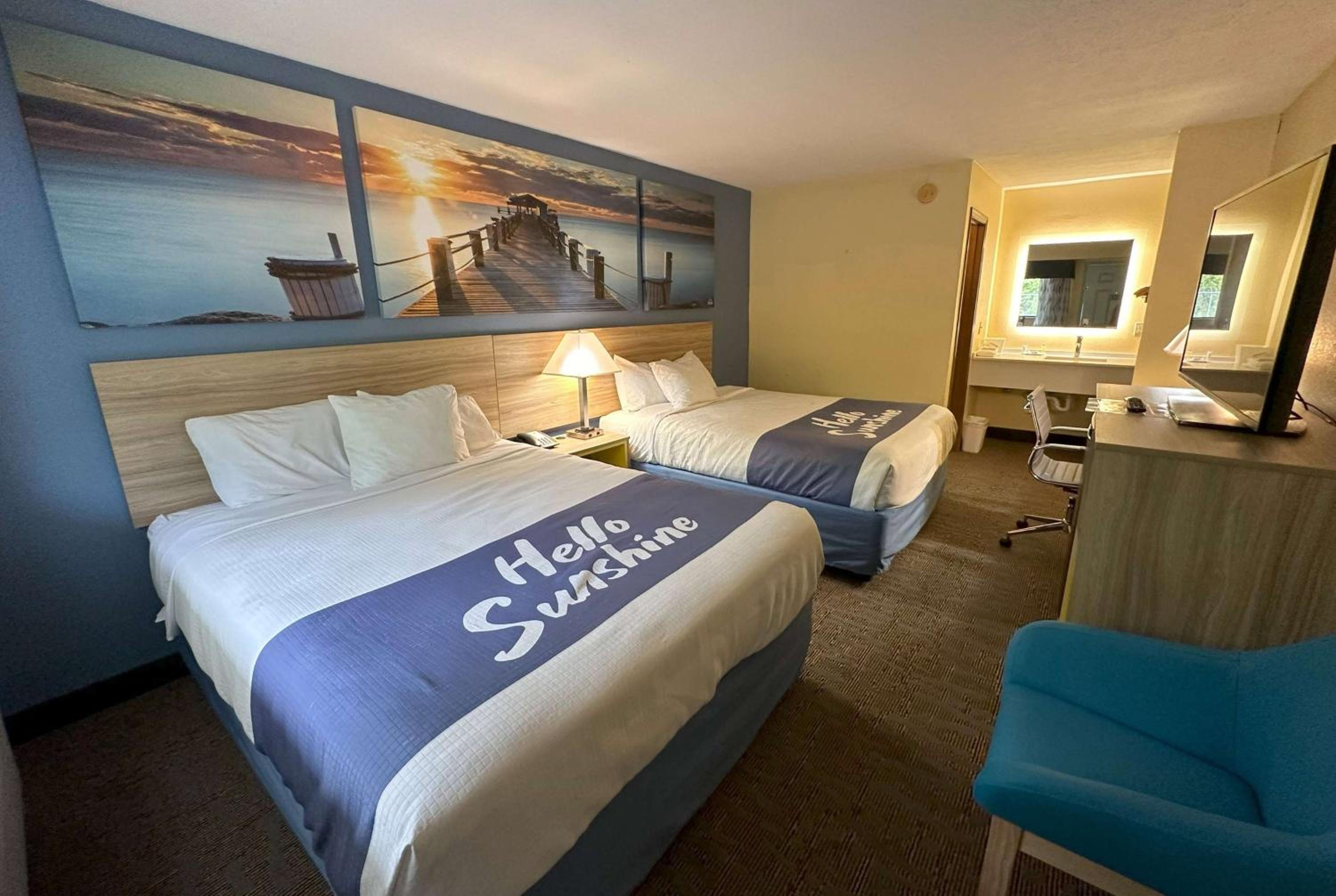 Queen Room with Two Queen Beds/ Second Floor - Non-Smoking - Photo 1