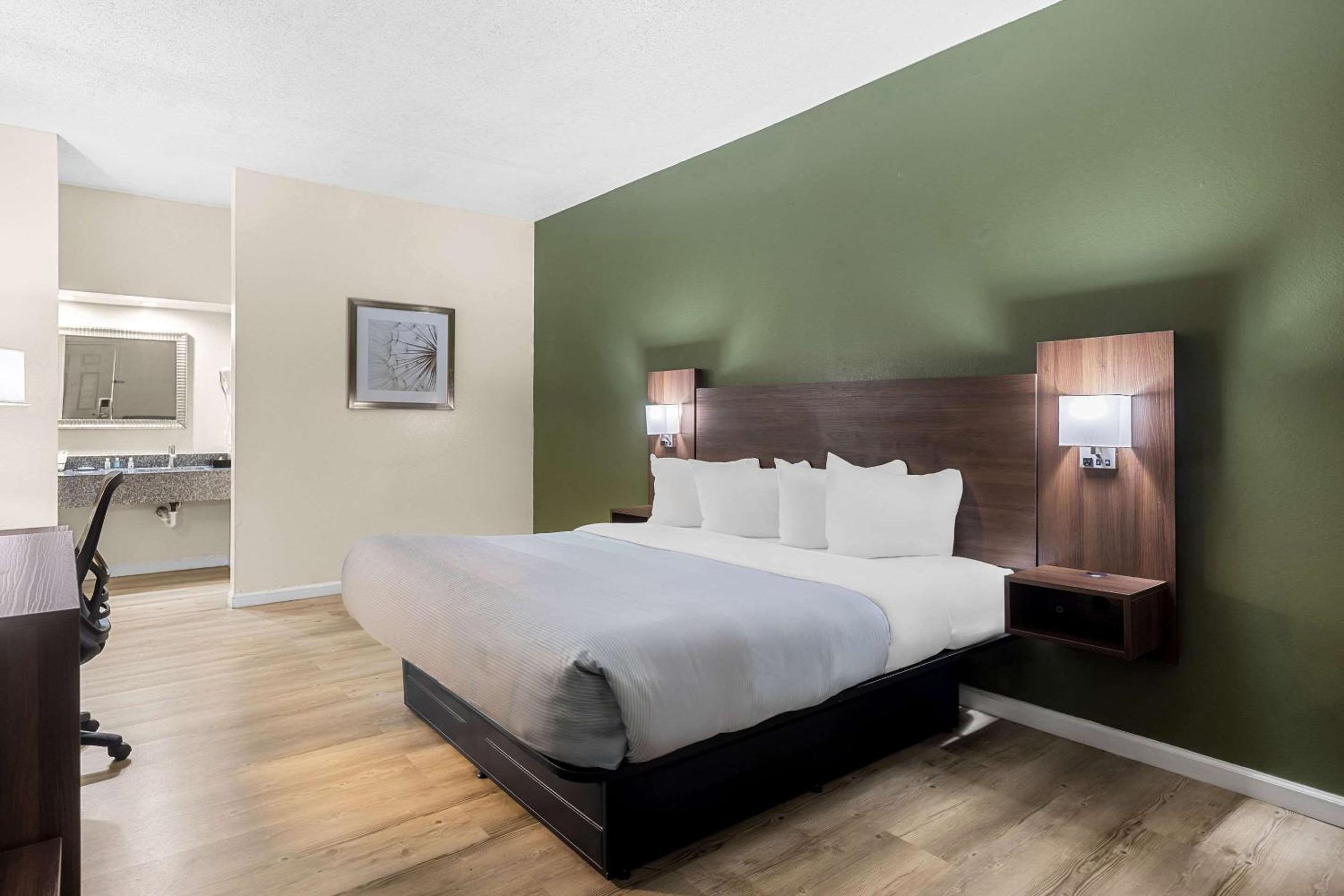 King Room - Non Smoking - Photo 2