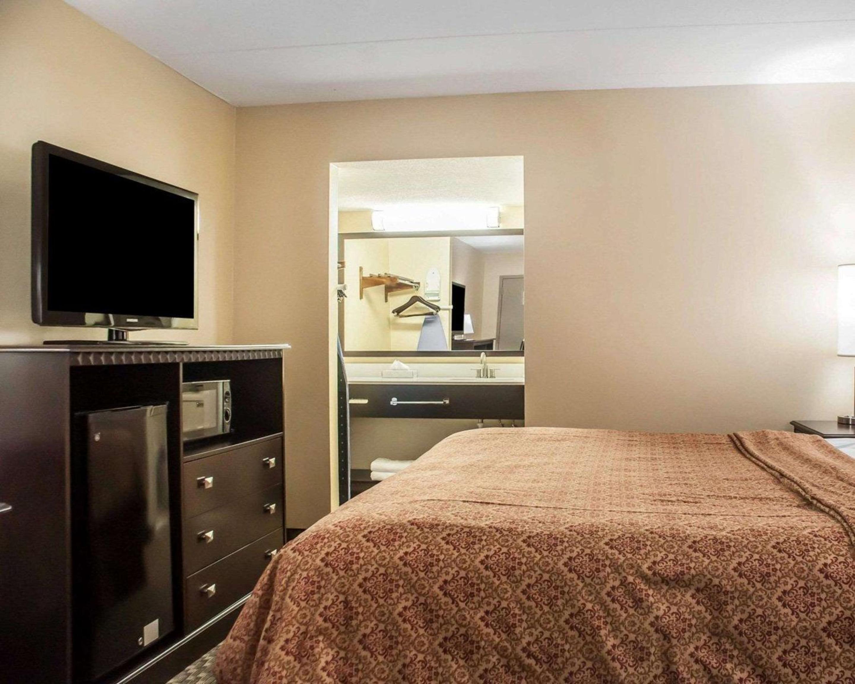 King Room - Non-Smoking - Photo 5