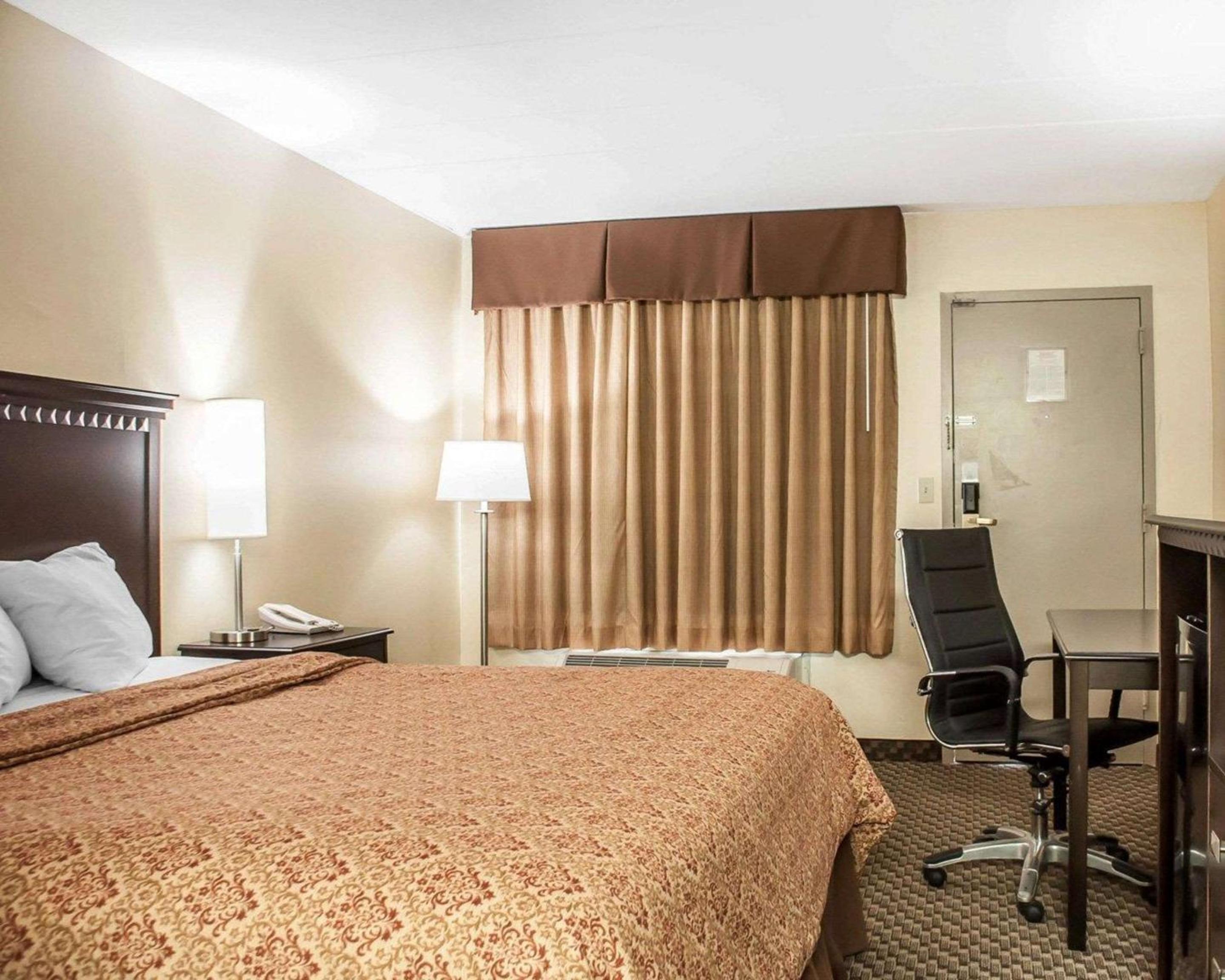 King Room - Non-Smoking - Photo 2
