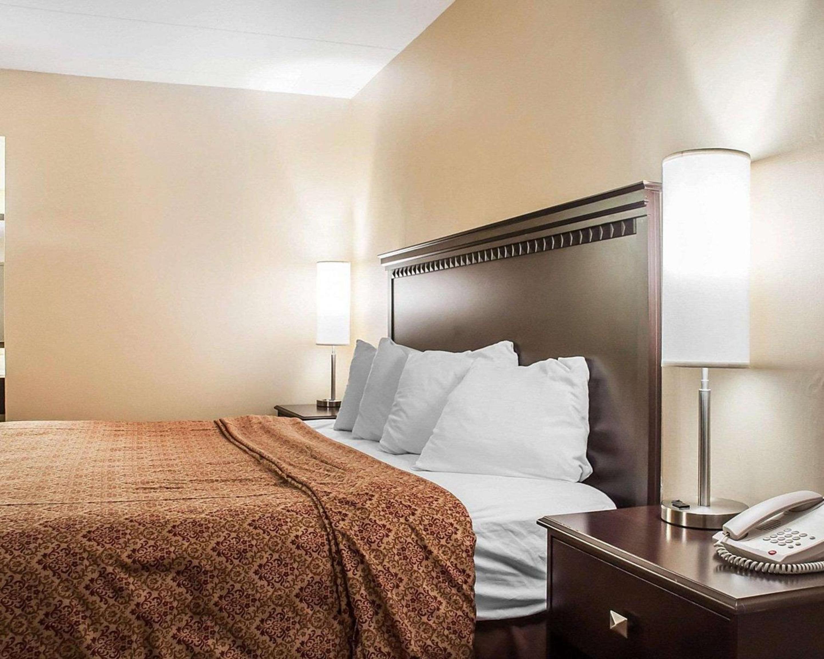 King Room - Non-Smoking - Photo 4