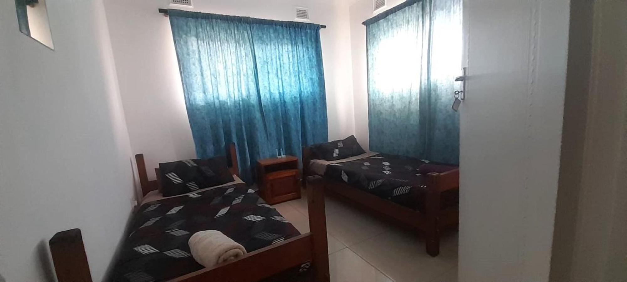 Basic Triple Room with Shared Bathroom photo 3
