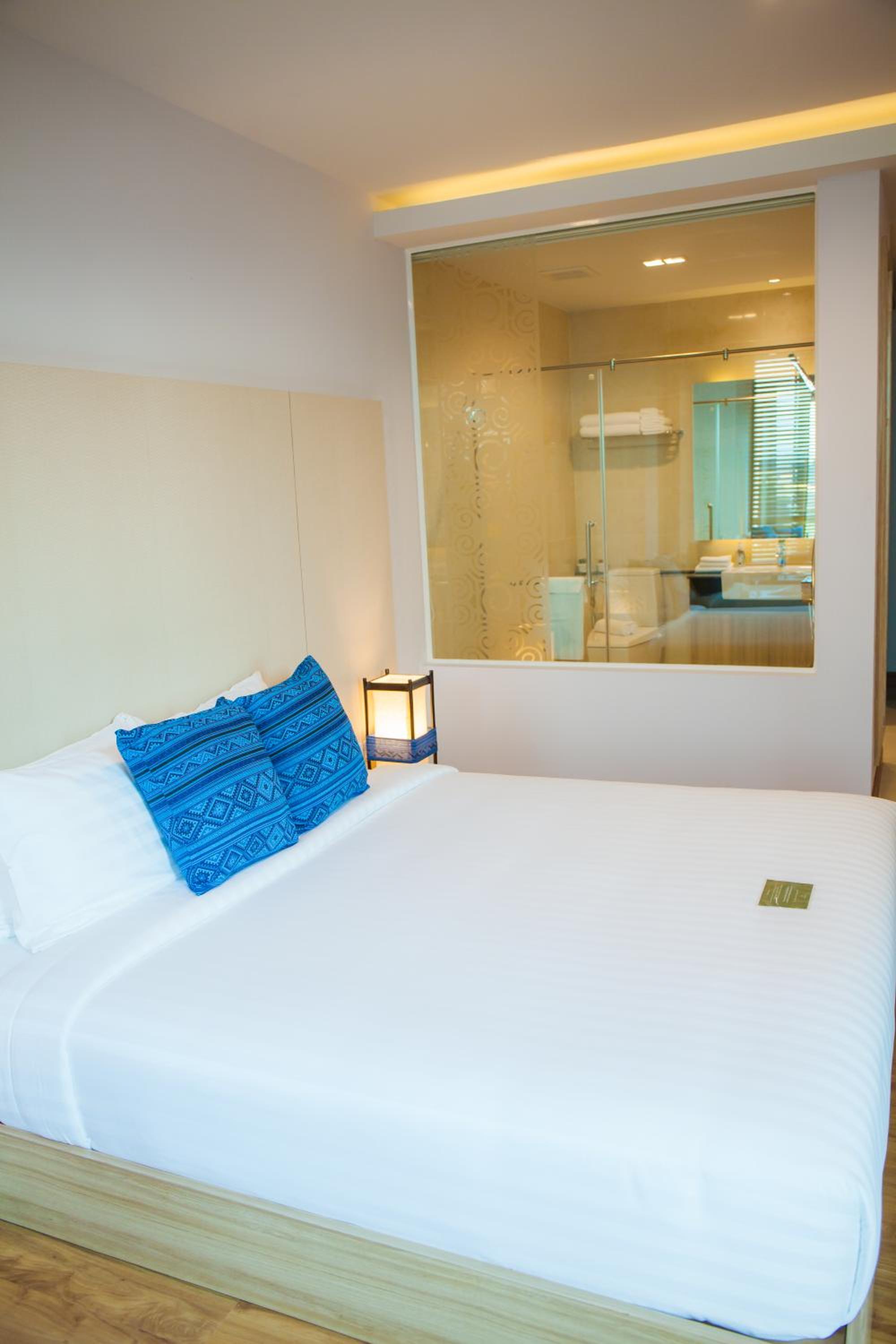 Deluxe Double Room with Pool Access - Photo 12
