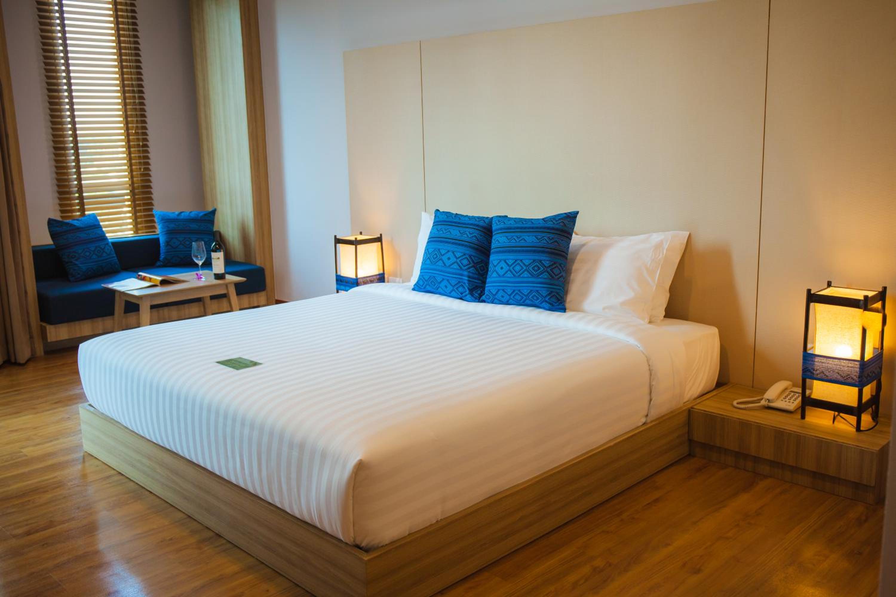 Deluxe Double Room with Pool Access - Photo 8