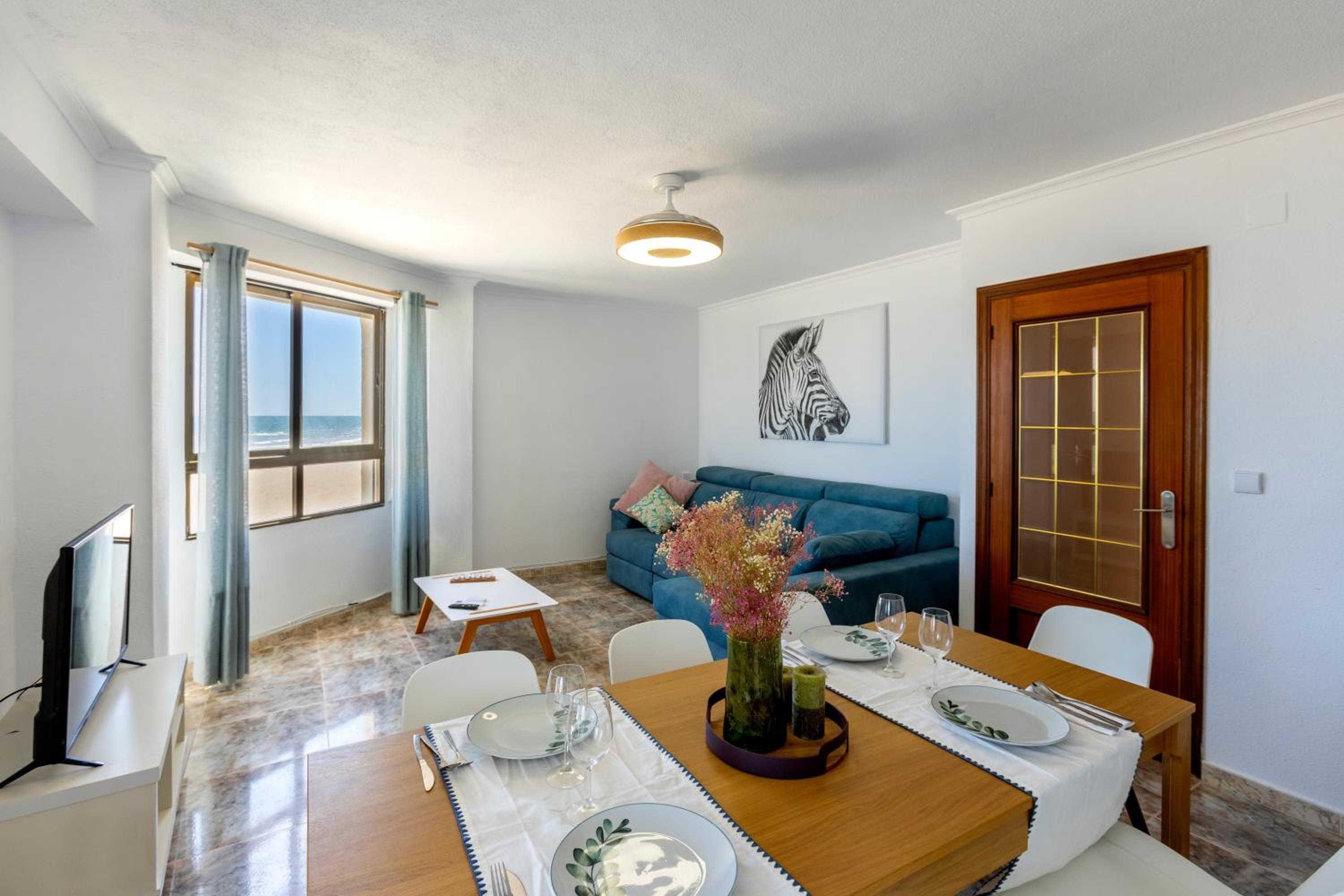 Apartamento de tres habitaciones con vista al mar