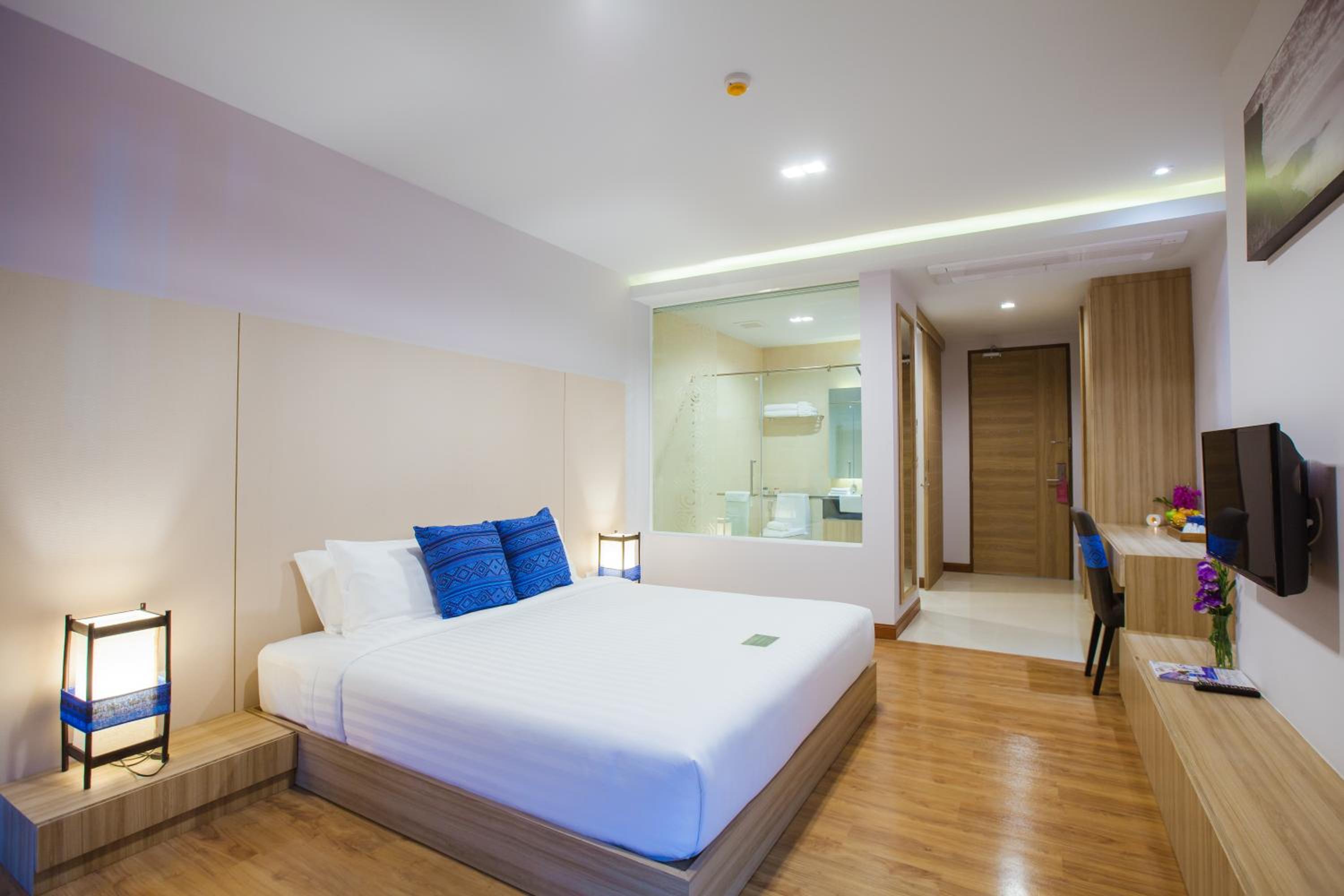 Deluxe Double Room with Pool Access - Photo 7