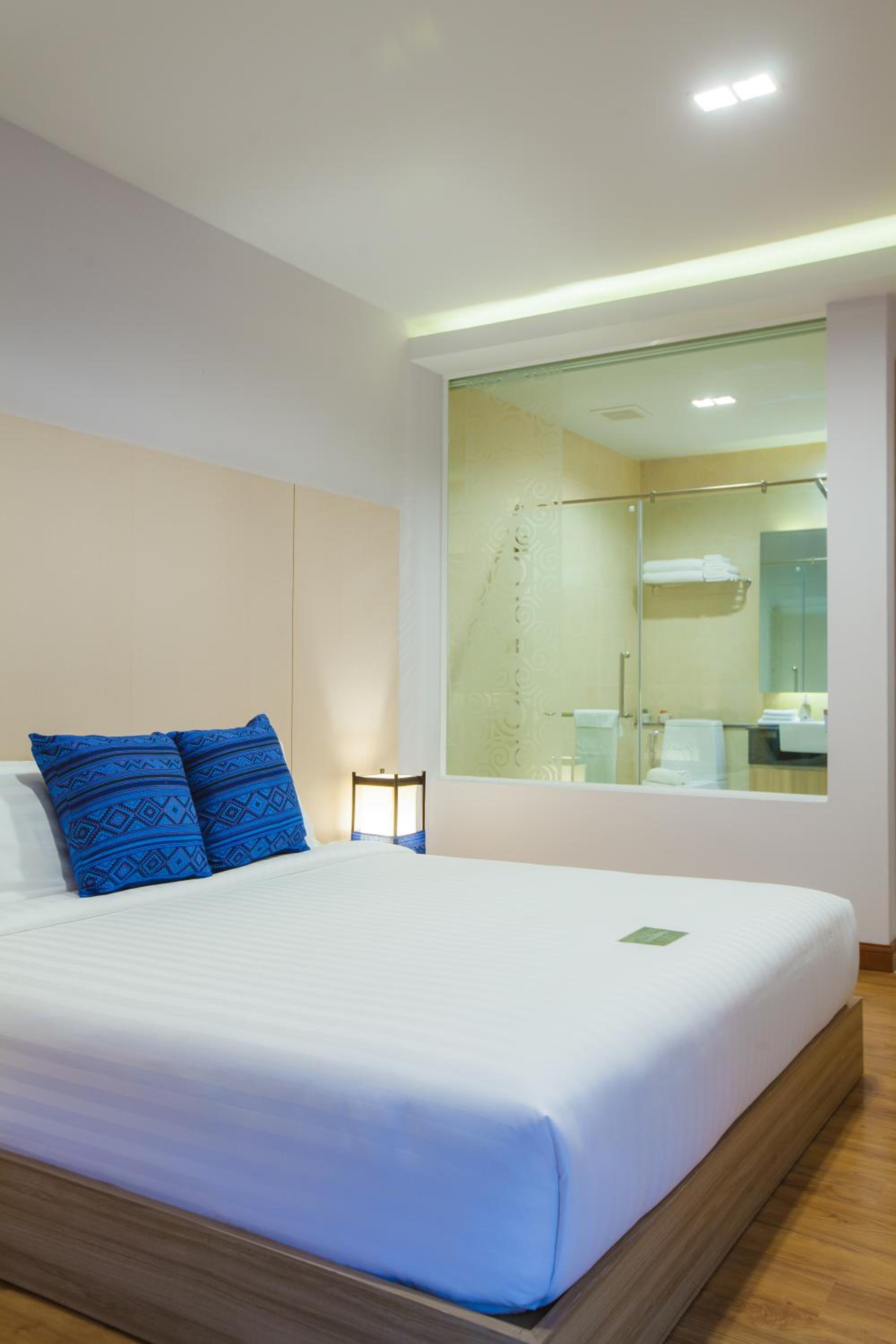 Deluxe Double Room with Pool Access - Photo 6