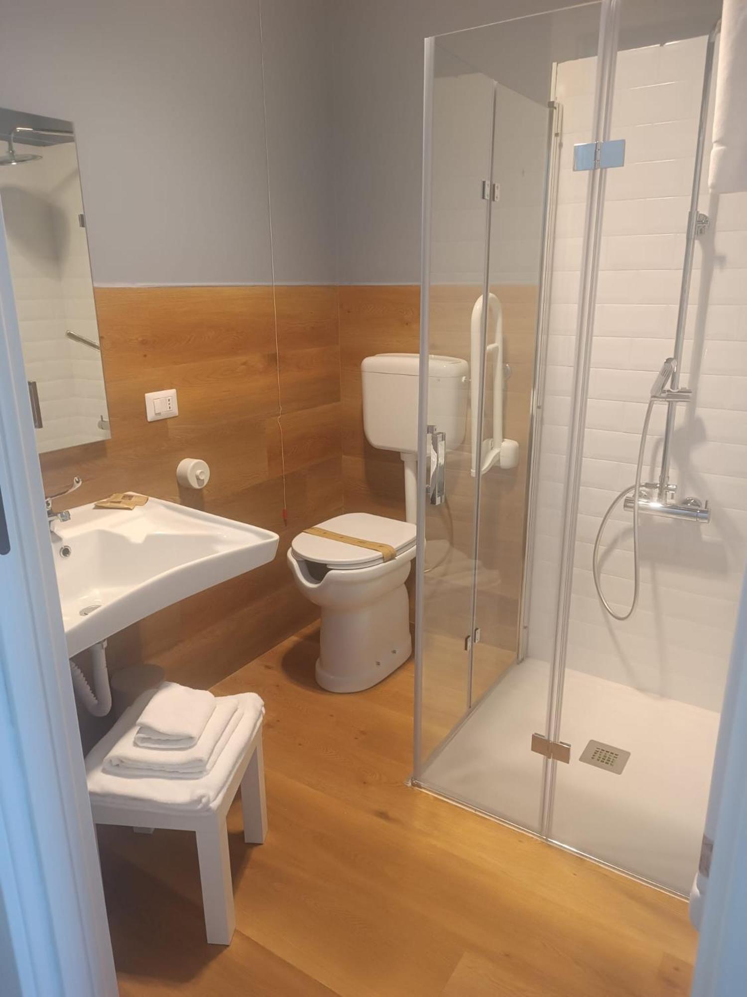 Double or Twin Room - Disability Access photo 2
