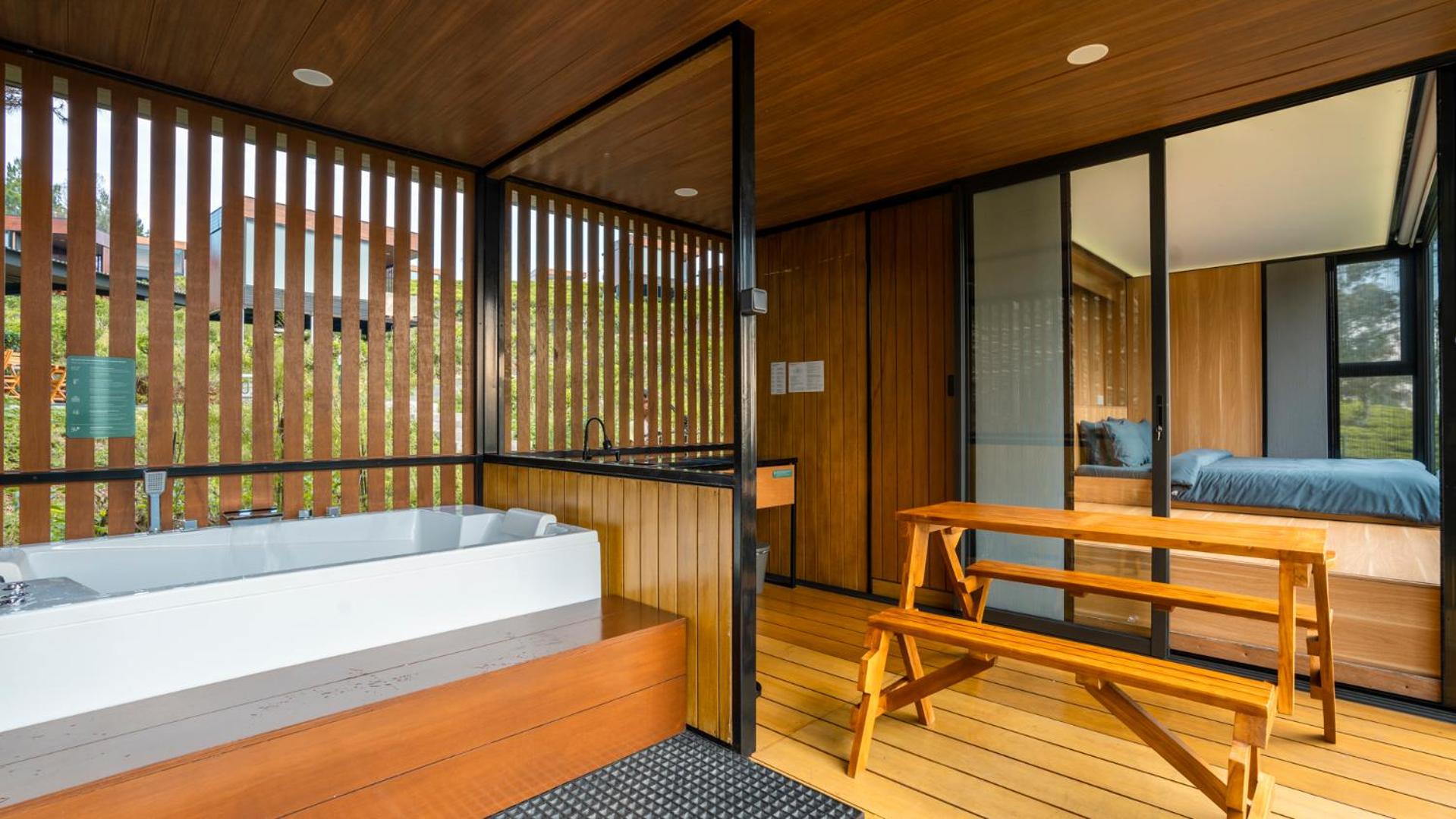 Grand Cabin Hot Tub with Extrabed photo 1