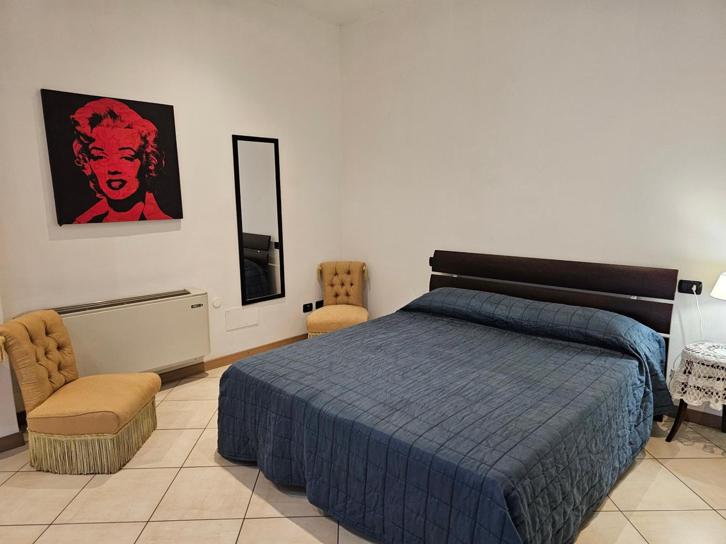 One-Bedroom Apartment photo 1