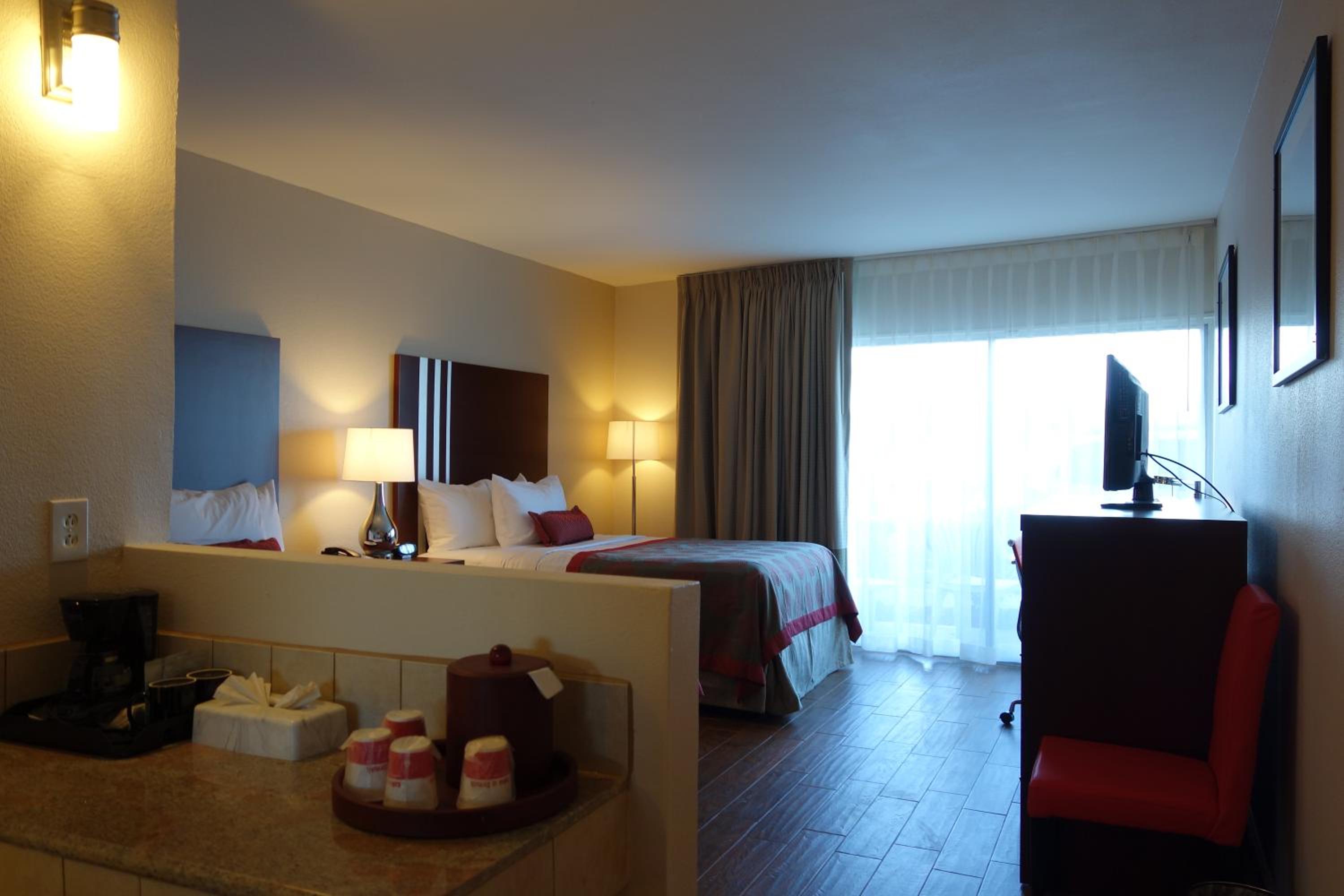Deluxe Queen Room - Disability Access/Non-Smoking - Photo 1