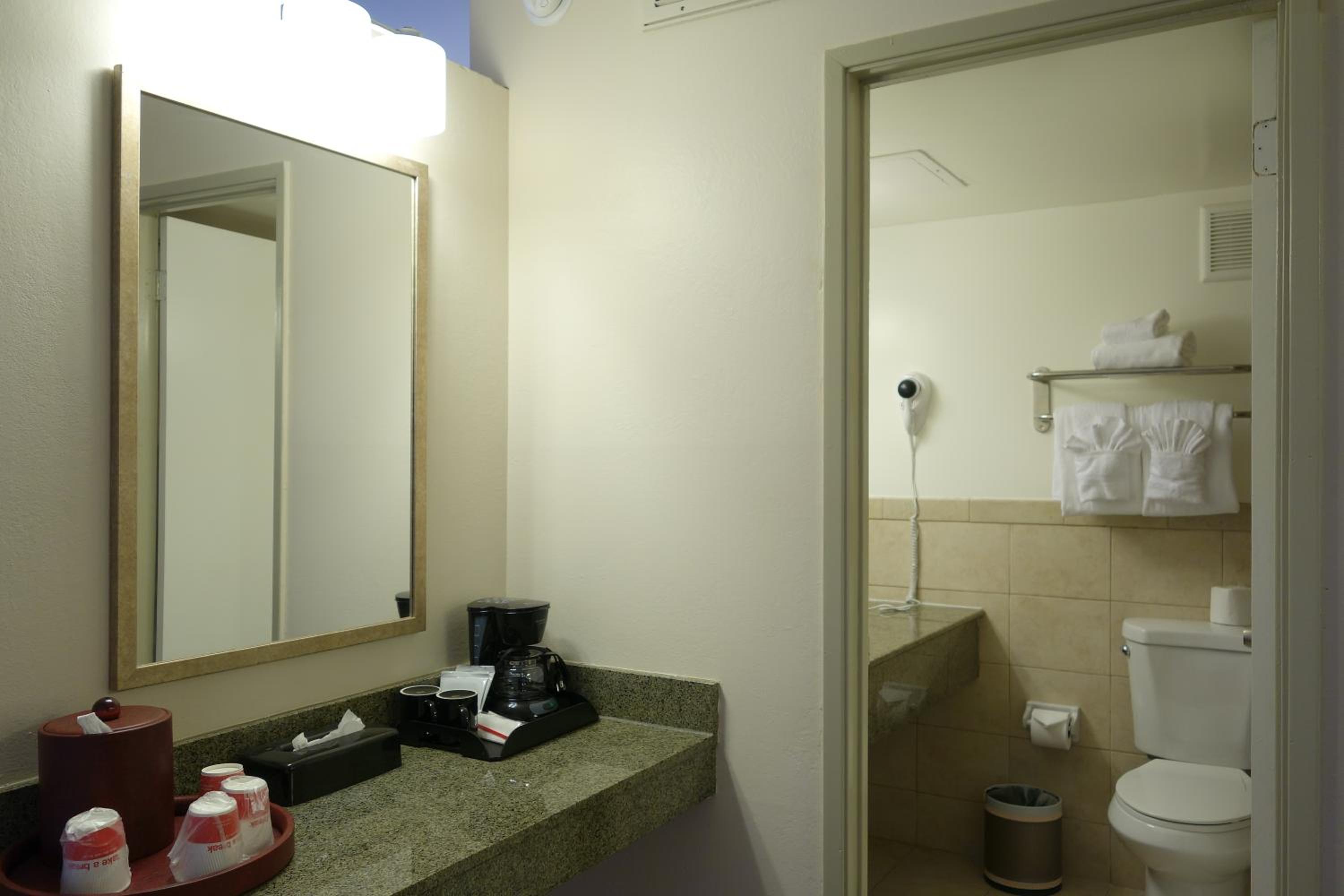 King Room - Non-Smoking - Photo 2