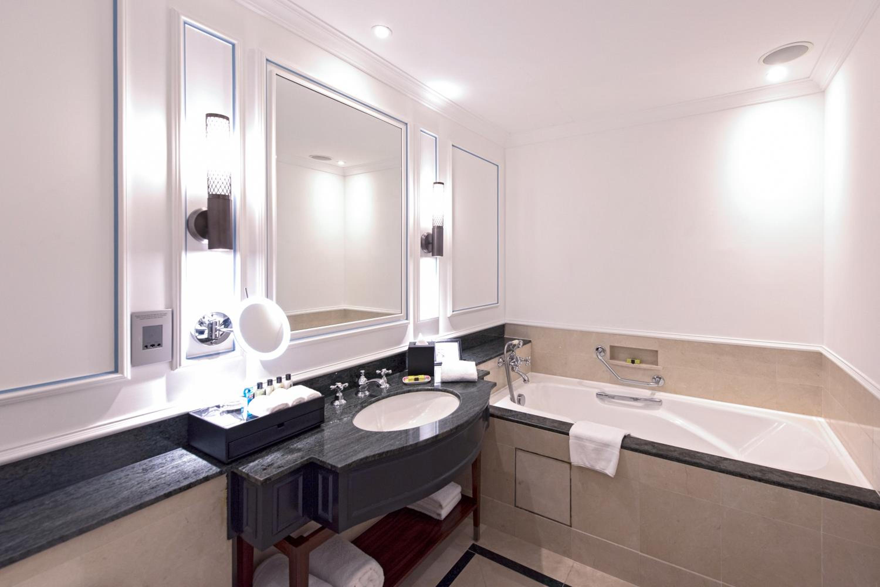 1 King Bed Corner City View