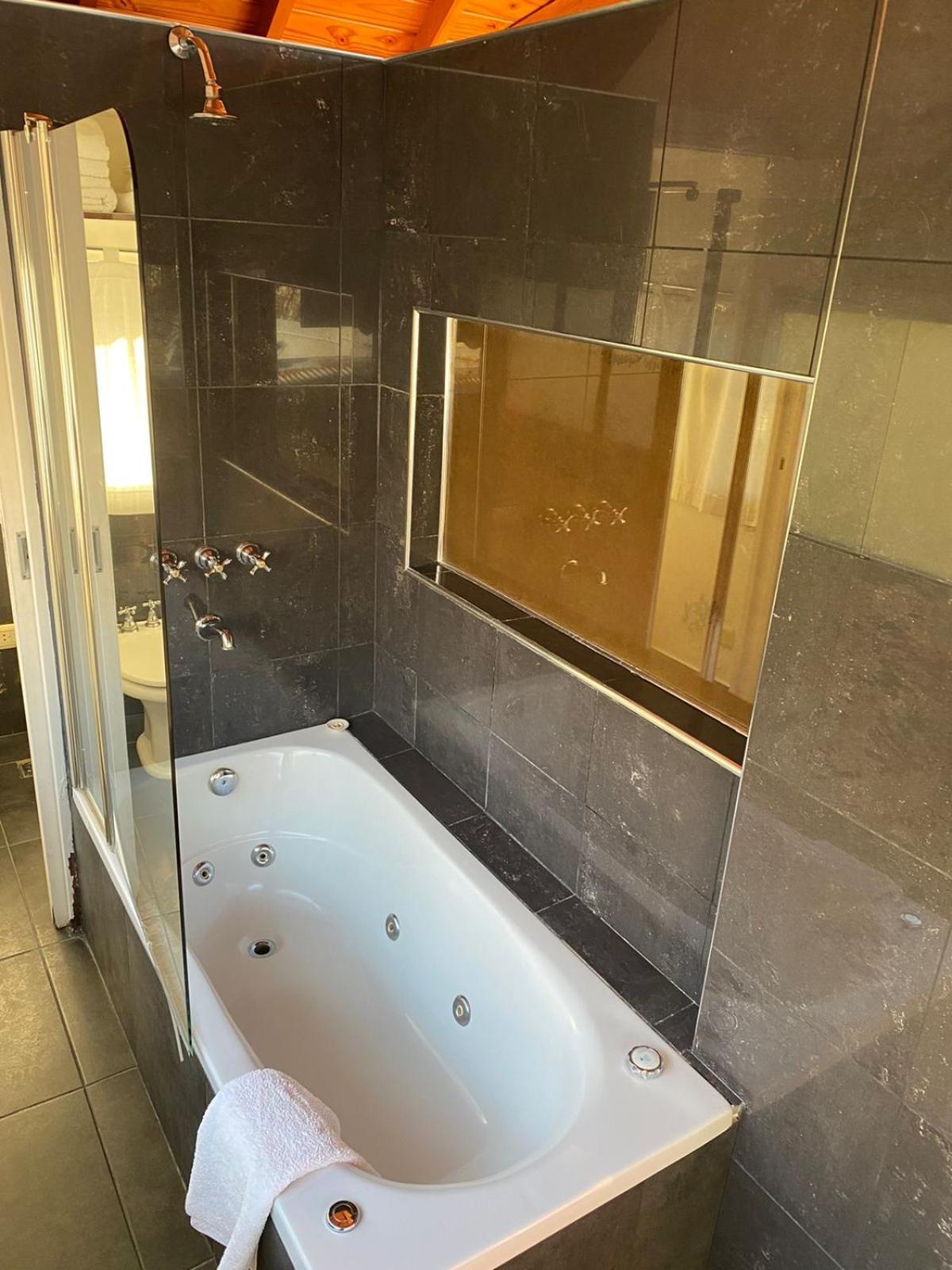 Deluxe Suite with Spa Bath photo 3
